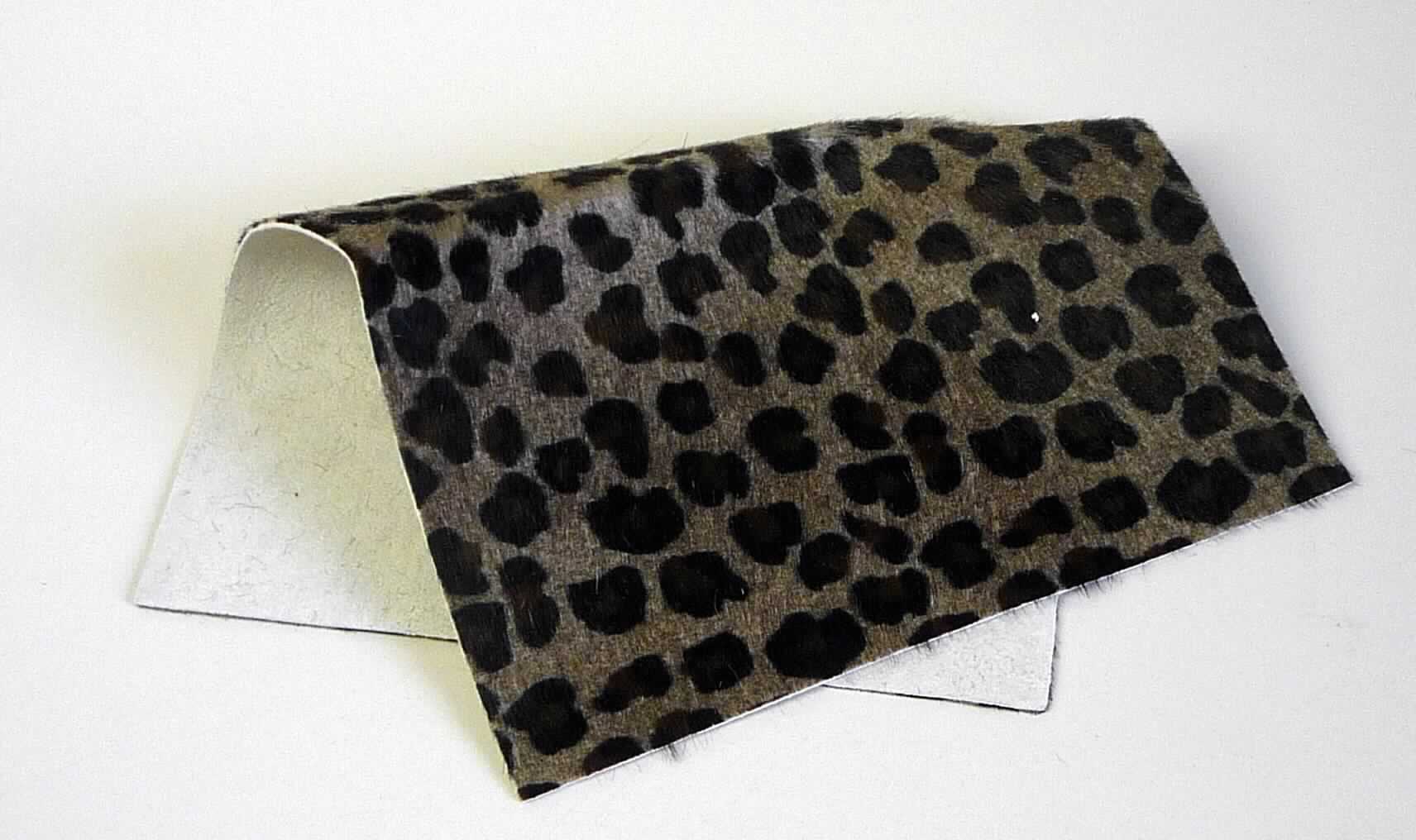 Zugerichtetes Pelzfell, sog. ganzes Kalbfell, Foto siehe Anlage,
- die Einreihung erfolgt anhand eines vorgelegten Abschnitts von ca. 21 cm x 15 cm und den Antragsangaben,
- laut Antrag:
- - ganzes Kalbfell, 
- gegerbt und (im Stil des Fells einer gefleckten Großkatze) bedruckt (gebrauchsfertig zugerichtet).

"Gegerbtes und zugerichtetes Pelzfell, kein Pelzfell der Position 4303, ganzes Pelzfell, von Kälbern"