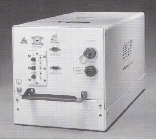 Antennenverstärker,
- in einem rechteckigen Gehäuse (Abmessungen: 261 x 267 x 566 mm) mit mehreren
  Anschlüssen,
- mit einem Frequenzbereich von 27,5 bis 31,0 GHz und einer Verstärkung von 70 dB,
- zur Verwendung an einer Parabolspiegelantenne.

"Elektrisches Gerät mit eigener Funktion in Kapitel 85 anderweit weder genannt noch
 inbegriffen, Antennenverstärker"