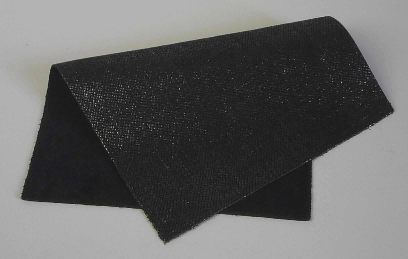 Leder, sog. Kalbhälfte, Foto siehe Anlage,
- die Einreihung erfolgt anhand eines vorgelegten Abschnitts von ca. 21 cm x 15 cm und den Antragsangaben,
- laut Antrag:
- - Narbenspalt vom Kalb,
- - in Form von Hälften,
- enthaart und gegerbt, 
- laut Untersuchungsergebnis zugerichtet:
- - auf der Oberfläche rautenförmig eingeschnitten und mit punktuellem, metallisiertem Kunststoff bedruckt
    (nicht flächendeckend aufgebracht, damit kein Leder der Position 4114),
- - mit einer Dicke von 1,1 mm.

"Nach dem Gerben oder Trocknen zugerichtetes Leder von Kälbern, enthaart, kein Leder der Position 4114,
 keine ganze Haut, Narbenspalt"