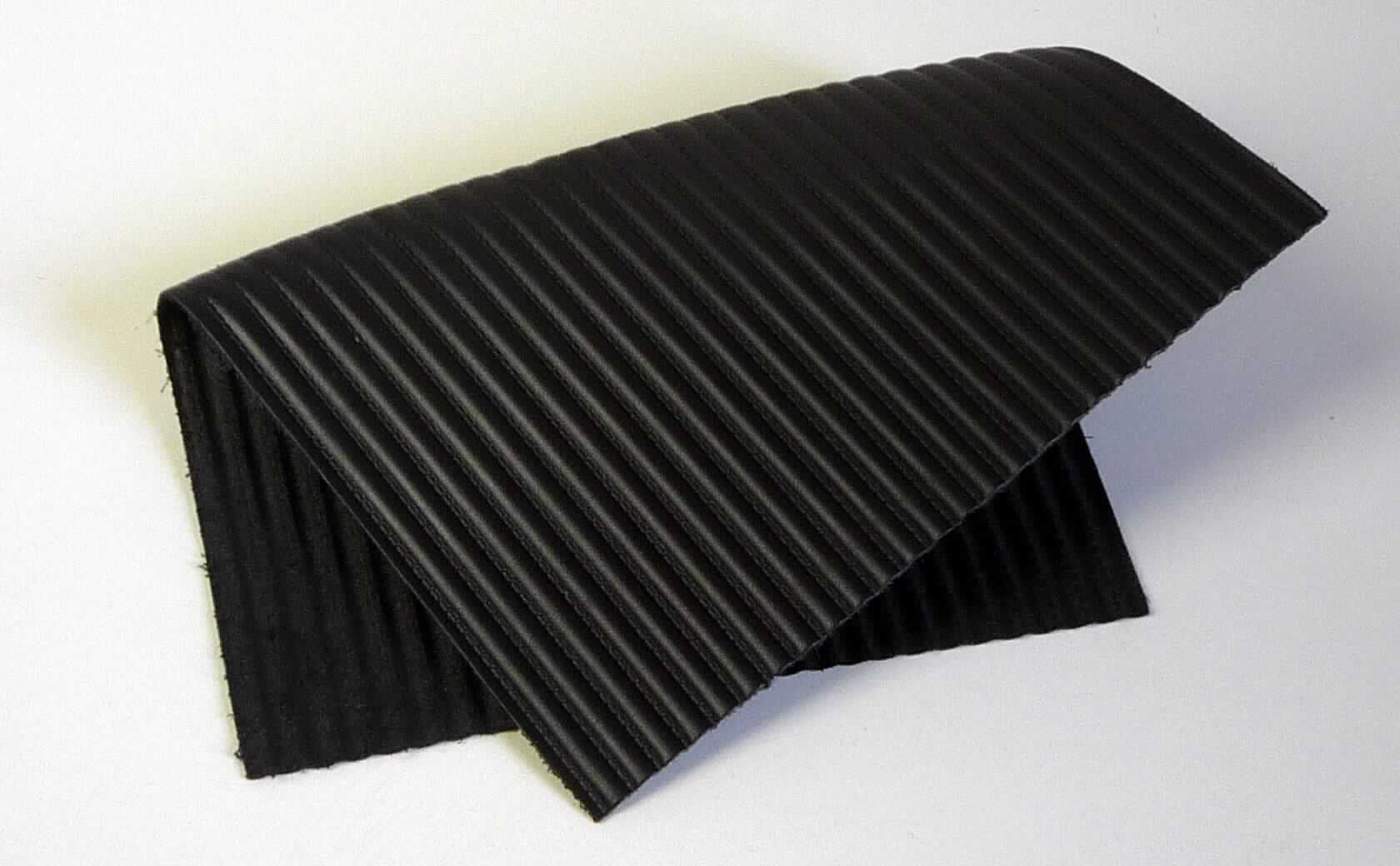 Leder, sog. Kalbhälfte, Foto siehe Anlage,
- die Einreihung erfolgt anhand eines vorgelegten Abschnitts von ca. 21 cm x 15 cm und den Antragsangaben,
- laut Antrag:
- - Narbenspalt vom Kalb,
- - in Form von Hälften,
- enthaart und gegerbt, 
- laut Untersuchungsergebnis zugerichtet:
- - auf der Oberfläche geprägt und mit einem dünnen, matten Kunststoff bestrichen (ohne spiegelnde Oberfläche,
    damit kein Lackleder der Position 4114),
- - mit einer Dicke von 1,3 mm.

"Nach dem Gerben oder Trocknen zugerichtetes Leder von Kälbern, enthaart, kein Leder der Position 4114,
 keine ganze Haut, Narbenspalt"