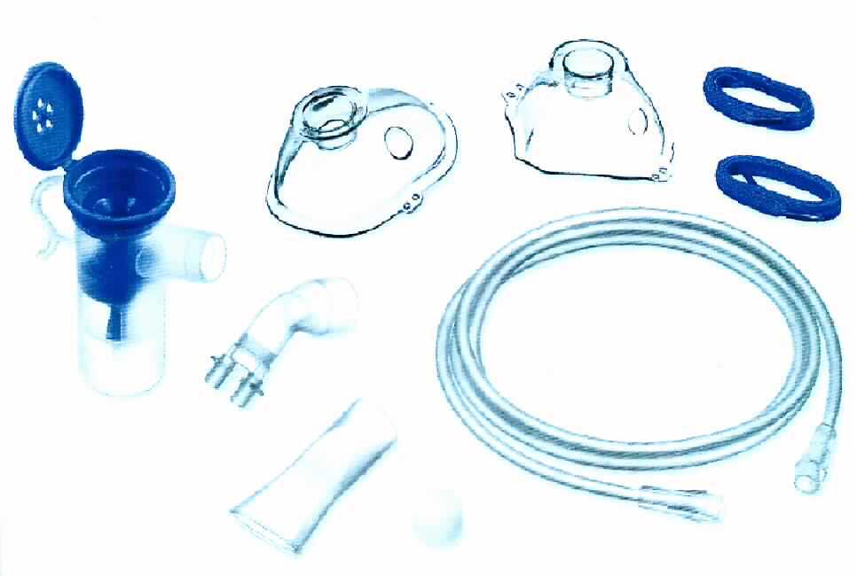 Sog.Yearpack für Inhalator IH 25, Art.-Nr. 601.03, in Form einer Warenzusammenstellung in Aufmachung für den Einzelverkauf im Wesentlichen bestehend aus 
- einem Vernebler, 
- einer Erwachsenen- und einer Kindermaske, 
- einem Mundstück, einem Nasenaufsatz 
- einem Druckluftschlauch aus Kunststoff mit Anschlussstücken  und 
- 10 runden Schaumstofffiltern aus Kunststoff (Durchmesser ca. 1,5 cm,  Höhe  ca. 1 cm). 
In Bezug auf die Bedeutung für die Verwendung sind der Vernebler, die Masken, Mund- und Nasenstück charakterbestimmend. 
Der Vernebler aus Kunststoff ( 8 cm H, 4 cm Durchmesser) besteht aus einem zylindrischen Behältnis mit einer Skala zum Befüllen mit Medikamentenlösung, das mit einem rohrförmigen Ansatzstück für den Druckluftschlauch versehen ist, über den die Druckluft in eine kegelförmig verstärkte Düsen im Inneren geleitet wird. Der Vernebler dient der Aerosolbildung durch Zerstäubung eines Medikaments mittels Druckluft.  
Die Erwachsenen- und die Kindermaske, jeweils in Form einer Mund und Nase bedeckenden, sich lediglich in der Größe unterscheidenden, mit  einem Ansatzstück für den Vernebler des Inhalationsgerätes und mit einem Gummiband zur Fixierung am Kopf versehenen Kunststoffmaske, dienen der Zuführung des Inhalates in die Atemwege. Durch das spezifisch geformte Mundstück in Form eines abgewinkelten Kunststoffrohrs, mit Ansatzstück für den Vernebler, bzw. durch das Nasenstück mit zwei Ansatzstutzen für die Nasenlöcher, wird das Inhalat vom Vernebler direkt in den Mund, bzw. die Nase des Patienten geleitet.
Die Bestandteile der Warenzusammenstellung sind mit dem der Inhalationsbehandlung von Atemwegserkrankungen dienenden Atemtherapiegerät IH 25 (siehe vZTA DE 1413/12-1) zu verwenden.
Zur äußeren Form siehe Abbildung in der Anlage.
Die Ware wird als "Teil, erkennbar hauptsächlich bestimmt zur Verwendung in einem Gerät der Aerosoltherapie" eingereiht.