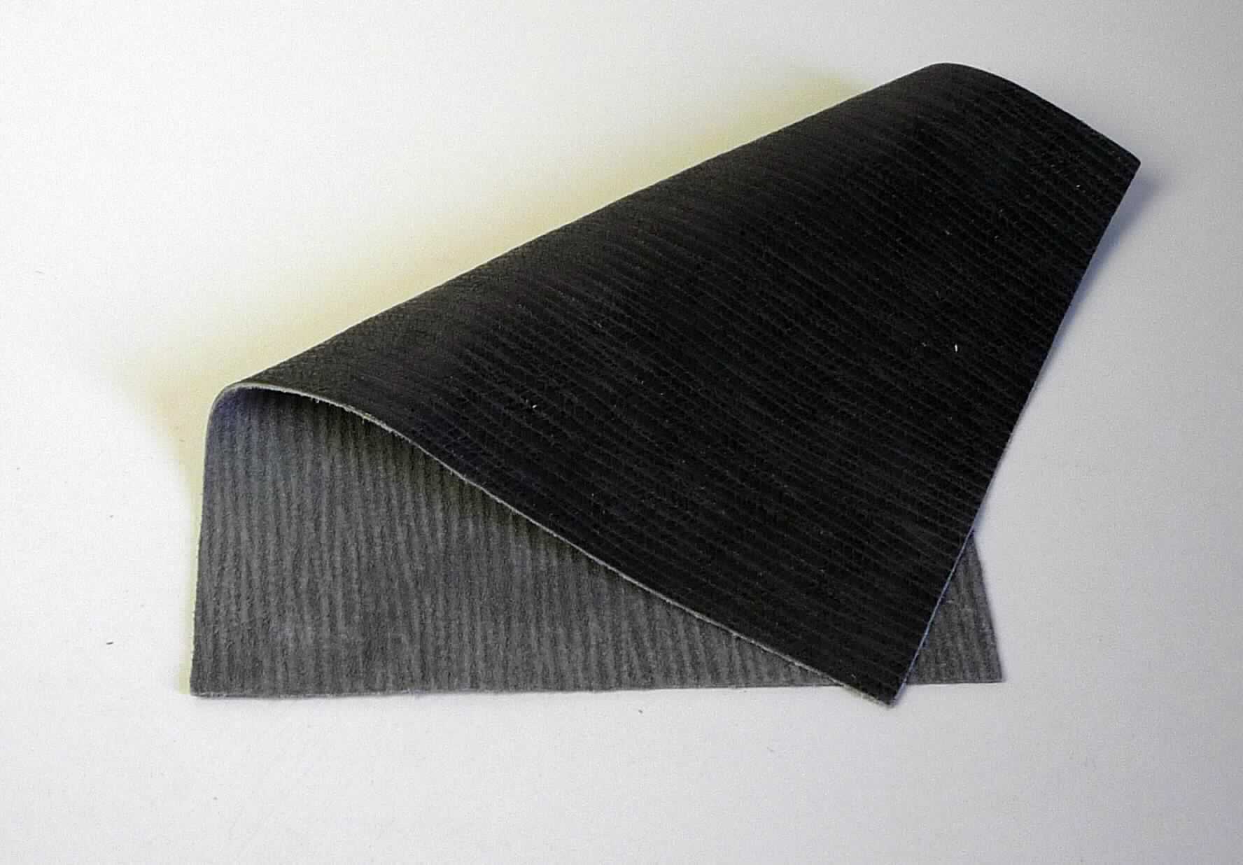 Leder, sog. Kalbhälfte, Foto siehe Anlage,
- die Einreihung erfolgt anhand eines vorgelegten Abschnitts von ca. 21 cm x 15 cm und den Antragsangaben,
- laut Antrag:
- - Narbenspalt vom Kalb,
- - in Form von Hälften,
- enthaart und gegerbt, 
- laut Untersuchungsergebnis zugerichtet:
- - auf der Oberfläche musterbilden (in Reptiloptik) eingeschnitten und mit punktuellem, metallisiertem Kunststoff
    bedruckt (keine Folie vorhanden; nicht flächendeckend aufgebracht, damit kein Leder der Position 4114),
- - mit einer Dicke von 1,1 mm.

"Nach dem Gerben oder Trocknen zugerichtetes Leder von Kälbern, enthaart, kein Leder der Position 4114,
 keine ganze Haut, Narbenspalt"