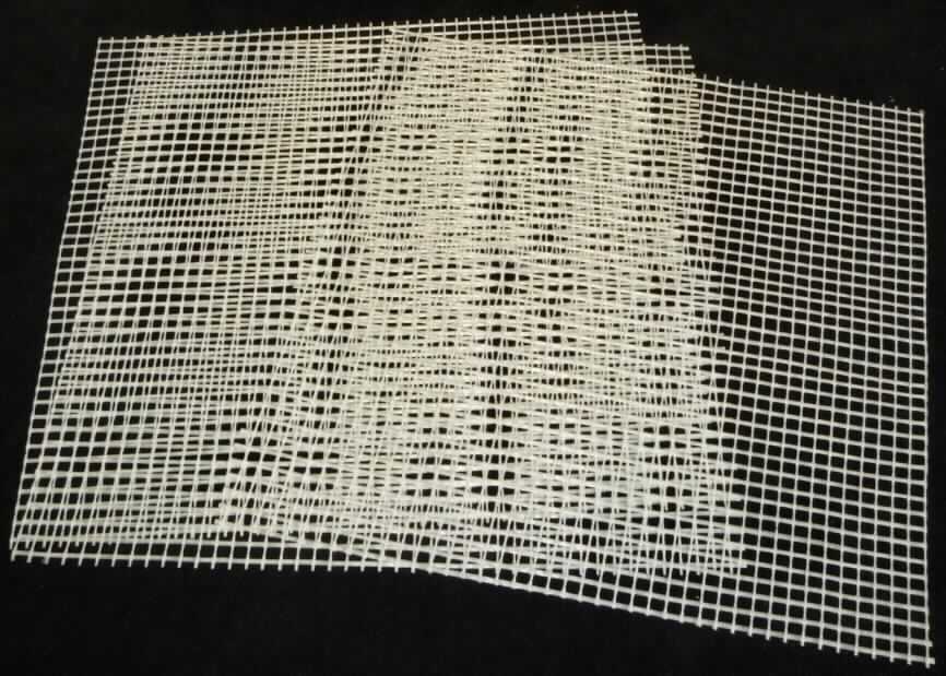 Gewebe aus Glasfasern, sog. textiles Gewebe aus Glasfasern, Foto siehe Anlage,
- undichtes Drehergewebe aus textilen Glasfilamenten,
- aus Glasseidensträngen (Rovings, in eine Richtung verlaufend),
- aus dünnen, gedrehten Garnen aus Glasfasern (in die andere Richtung verlaufend),
- die Glasseidenstränge (Rovings) verleihen dem Gewebe nach dem Gewicht
  den wesentlichen Charakter,
- mit Kunststoff getränkt (kein Epoxidharz),
- Meterware mit einer Breite von 150 Zentimetern (laut Antrag),
- zur Verwendung als Trennlage, zur Isolierung, zur Wärme- und Schalldämmung.

"Ware aus Glasfasern, Gewebe aus Glasseidensträngen (Rovings), andere als
 in den Unterpositionen 7019 4000 10 und 7019 4000 20 genannte"