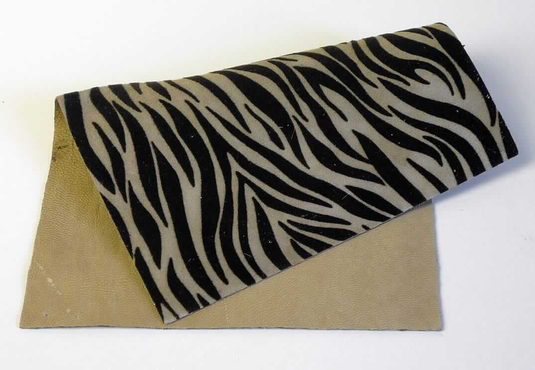 Leder, sog. ganzes Ziegenfell, Foto siehe Anlage,
- die Einreihung erfolgt anhand eines vorgelegten Abschnitts von ca. 21 cm x 15 cm und den Antragsangaben,
- laut Antrag:
- - Narbenspalt von der Ziege (Paarhufer),
- enthaart und gegerbt, 
- auf der Fleischseite mit Scherstaub (im Stil eines Zebrafells) beflockt (gebrauchsfertig zugerichtet).

"Nach dem Gerben oder Trocknen zugerichtetes Leder, von anderen Tieren als Rindern, Einhufern und Schafen 
oder Lämmern, enthaart, gespalten, kein Leder der Position 4114, von Ziegen oder Zickeln"