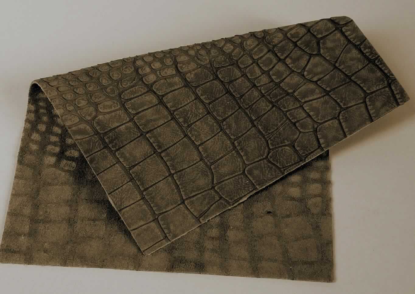 Leder, sog. ganzes Kalbfell, Foto siehe Anlage,
- die Einreihung erfolgt anhand eines vorgelegten Abschnitts von ca. 21 cm x 15 cm und den Antragsangaben,
- laut Antrag:
- - Narbenspalt vom Kalb,
- - ganze Haut mit einer Oberfläche von weniger als 2,6 Quadratmetern (0,74 - 1,30 Quadratmeter),
- enthaart und gegerbt,
- gefärbt, auf der Narbenseite geschliffen, geprägt und schuppenartig geschlitzt (gebrauchsfertig zugerichtet;
  aufgrund der Prägung und des Schlitzens kein Nubukleder), 
- kein Boxcalf.

"Nach dem Gerben oder Trocknen zugerichtetes Leder von Kälbern, enthaart, kein Leder der Position 4114,
 ganze Haut, Narbenspalt, mit einer Oberfläche von 2,6 Quadratmetern oder weniger, kein Boxcalf"