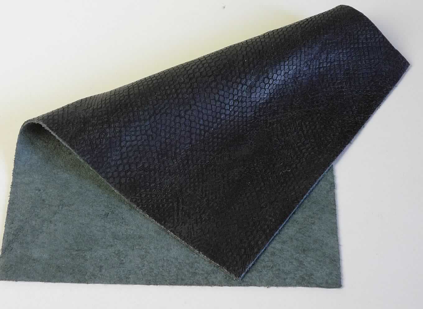 Leder, sog. Kalbhälfte, Foto siehe Anlage,
- die Einreihung erfolgt anhand eines vorgelegten Abschnitts von ca. 21 cm x 15 cm und den Antragsangaben,
- laut Antrag:
- - Narbenspalt vom Kalb,
- - in Form von Hälften,
- enthaart und gegerbt, 
- gefärbt, geprägt und mit aufgebrachten, glänzenden Plättchen (gebrauchsfertig zugerichtet).

"Nach dem Gerben oder Trocknen zugerichtetes Leder von Kälbern, enthaart, gespalten, kein Leder der 
 Position 4114, keine ganze Haut, Narbenspalt"