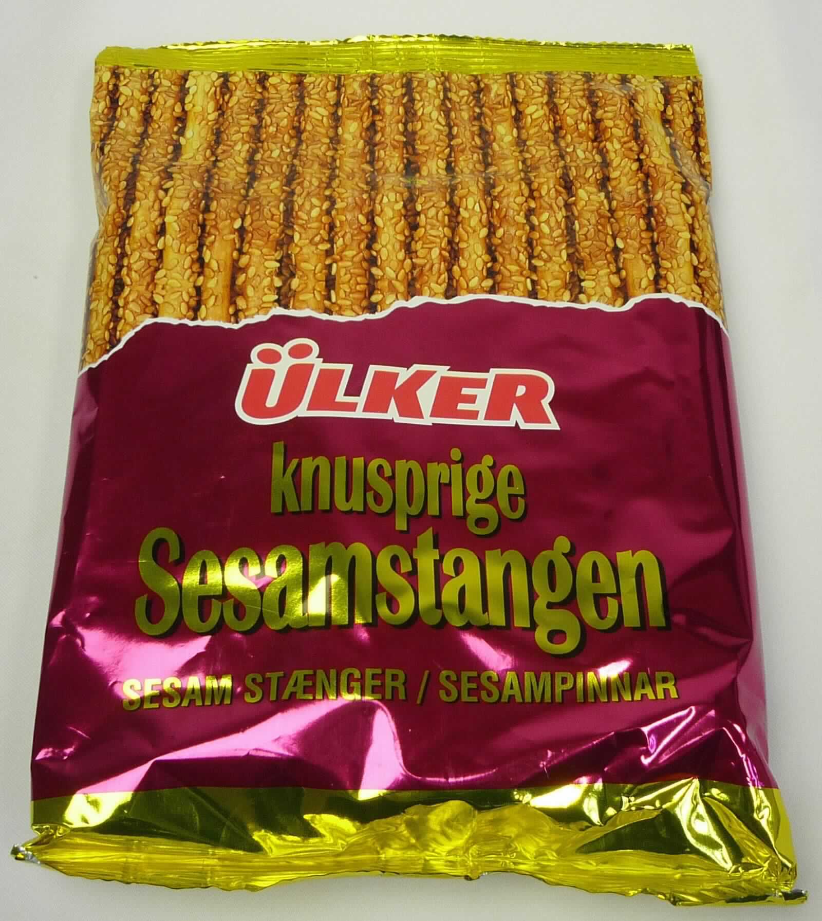 Gebäckstangen mit Sesam

Antragsangaben:
1175-3 Ülker knusprige Sesamstangen Weizengebäckstangen mit Sesam 125 g
Artikel 1175-3 = Umkarton
Artikel 1175-4 = Einzelverpackung

Beschaffenheit des vorgelegten Warenmusters:
Bunt bedruckter Kunststoffschlauchfolienbeutel; der Aufdruck enthält Angaben zum Erzeugnis (Weizengebäck-
stangen mit Sesam; 125 g) und zu den Zutaten (siehe Feld 8); darin dünne, braune, mit Sesamsamen bestreute, 
augenscheinlich durch Extrusion hergestellte Gebäckstangen (Länge ca. 12,5 cm, Durchmesser ca. 0,5 cm); 
Geschmack nach gesalzenem Gebäck mit Sesam, nicht süß.

Stärke/Glucose*: 50 bis weniger als 75 GHT 
Saccharose/ Invertzucker/Isoglucose**: weniger als 5 GHT 
Milchfett***: weniger als 1,5 GHT 
Milchprotein***: weniger als 2,5 GHT 

*  :   festgestellt gemäß VO (EG) 900/2008, VO (EU) 118/2010
** :  festgestellt gemäß VO (EG) 900/2008 
***: abgeleitet aus der Zutatenliste

Backware, extrudiertes oder expandiertes Erzeugnis, gesalzen