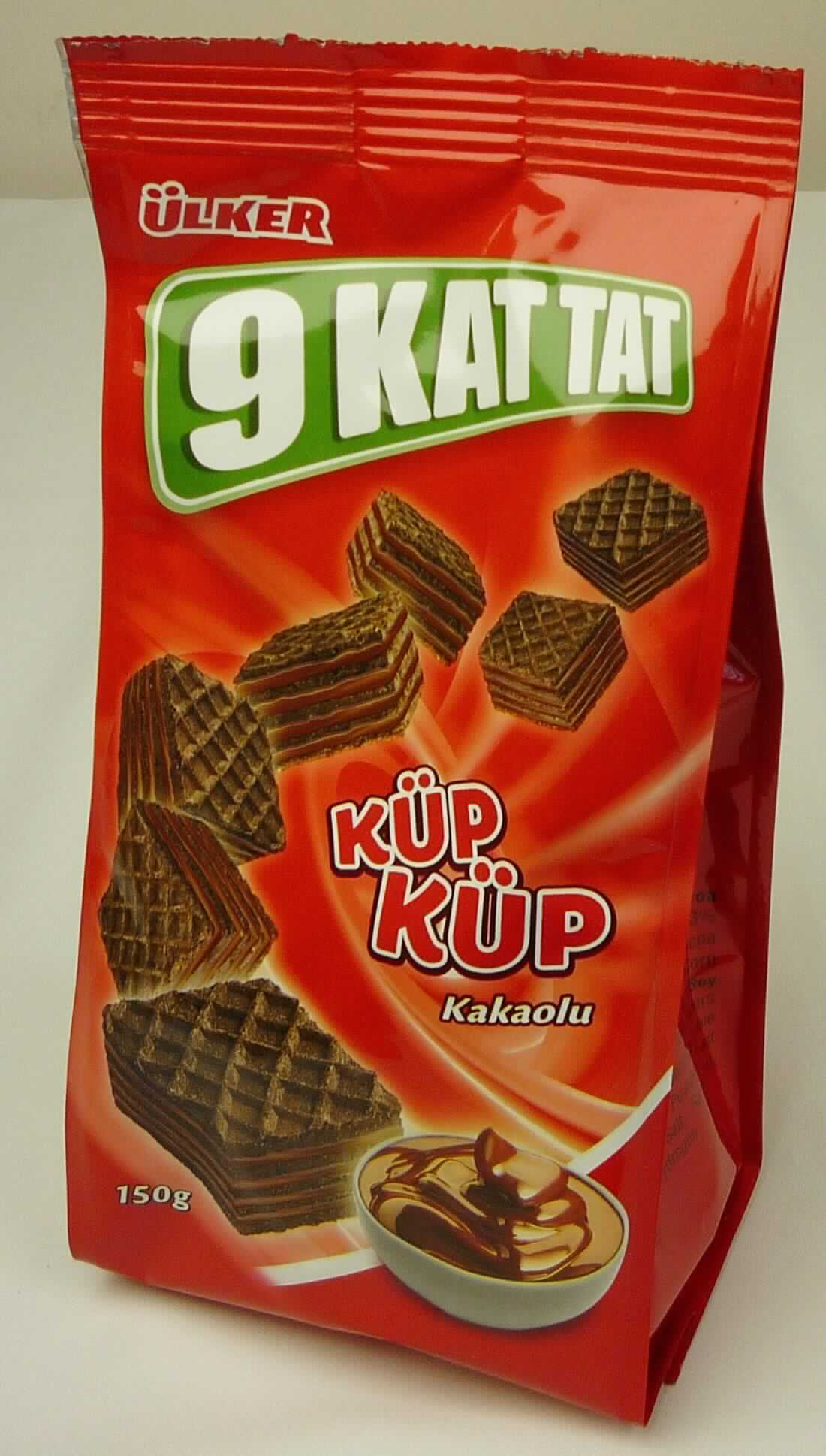 Waffelwürfel mit Kakaocreme

Antragsangaben:
385-8 Ülker 9 Kat Tat Kakaolu Waffelwürfel mit Kakaocreme 150 g

Beschreibung des vorgelegten Warenmusters:
Bunt bedruckter und etikettierter Schlauchfolienbeutel; der Aufdruck enthält Angaben zum Erzeugnis (Waffel-
würfel mit Kakaocreme; 150 g) und zu den Zutaten (siehe Feld 8); darin dunkelbraune Waffeln (ca. 2 cm x  
2 cm x 1,2 cm) aus 5 Waffelblättern, die mit 4 Schichten einer dunkelbraunen Kakaocreme gefüllt sind; 
Geschmack nach gesüßtem Waffelgebäck mit Kakao.
 
Wassergehalt (102 °C; Seesand): 10 GHT oder weniger
Stärke/Glucose*: 5 bis weniger als 25 GHT
Saccharose/Invertzucker/Isoglucose**: 30 bis weniger als 50 GHT
Milchfett**: weniger als 1,5 GHT
Milchprotein***: weniger als 2,5 GHT

*: festgestellt gemäß VO (EG) 900/2008, VO (EU) 118/2010
**: festgestellt gemäß VO (EG) 900/2008
***: abgeleitet aus den Analysedaten in Verbindung mit der Zutatenliste

Backware, Waffel mit einem Wassergehalt von 10 GHT oder weniger, nicht mit Schokolade oder kakaohaltigen 
Überzugsmassen überzogen oder bedeckt, nicht gesalzen