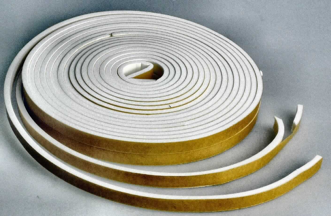 Angaben des Antragstellers:
PVC-Dauerdichtung für Fenster und Türen. Selbstklebender, elastischer PVC-Schaum.

Untersuchungsergebnisse an einem Warenmuster:
Weißer, einseitig selbstklebender (Kautschukkleber) und mit einem beschichteten Schutzpapier versehener Streifen aus Zellkunststoff (Querschnitt: ca. 10 x 4 mm). Der Streifen ist zu einer Rolle aufgerollt (siehe Abbildung).
Zwei aufgerollte Streifen befinden sich in einer bunt bedruckten Pappfaltschachtel.

Befund:
Es liegt ein selbstklebendes Kunststoffband aus Polyvinylchlorid im Sinne der Position 3919 vor.