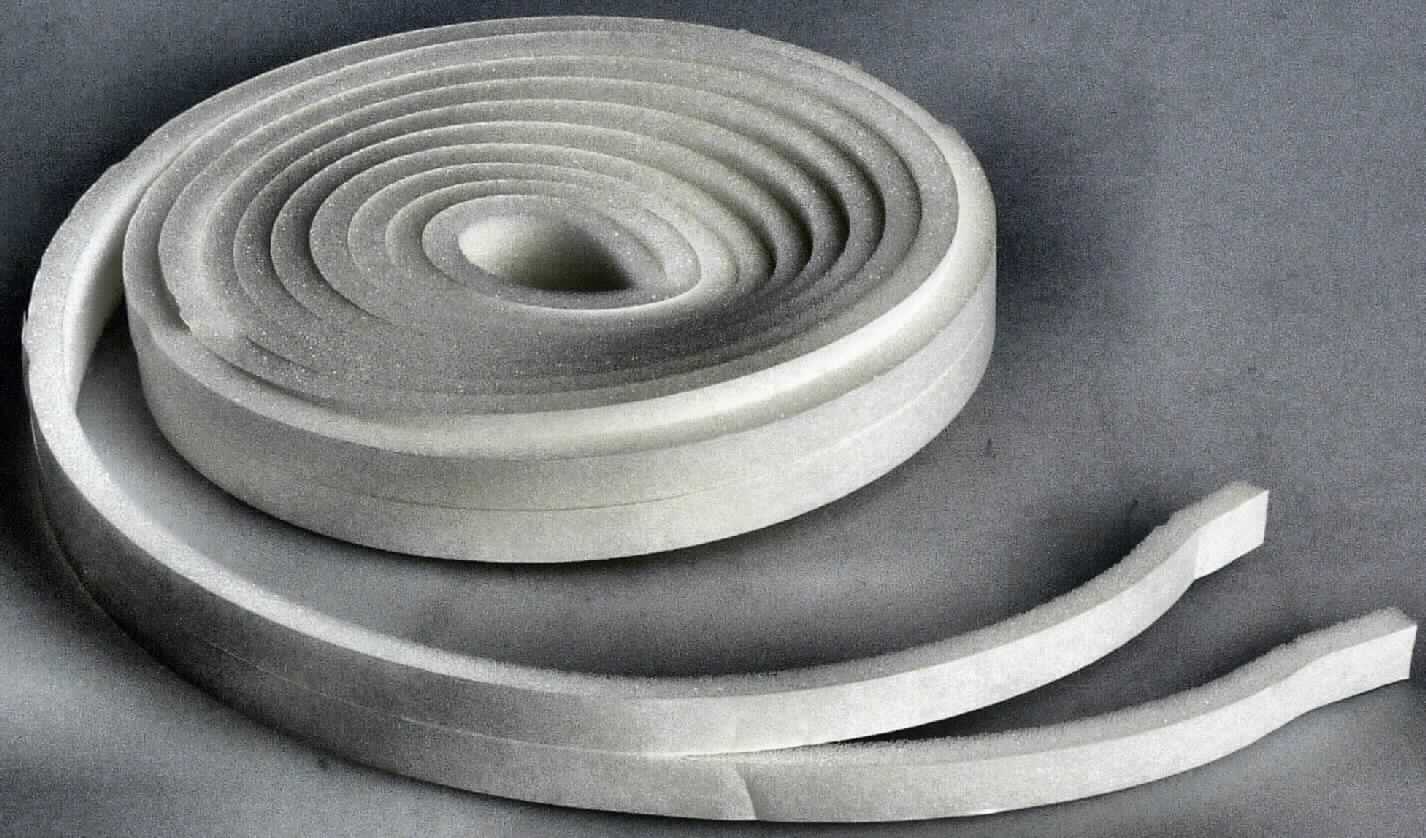 Angaben des Antragstellers:
Schaumstoffdichtung für Fenster und Türen, selbstklebend, elastisch.

Untersuchungsergebnisse an einem Warenmuster:
Weißer, einseitig selbstklebender (Kautschukkleber) und mit einem beschichteten Schutzpapier versehener Streifen aus Zellkunststoff (Polyurethan; Querschnitt: ca. 9 x 6 mm). Zwischen Klebstoff und Schaumstoff befindet sich ein weißes, undichtes Gelege. Der Streifen ist zu einer Rolle aufgerollt (siehe Abbildung).
Zwei aufgerollte Streifen befinden sich in einer bunt bedruckten Pappfaltschachtel.

Befund:
Es liegt ein selbstklebendes Kunststoffband aus Polyurethan im Sinne der Position 3919 vor.