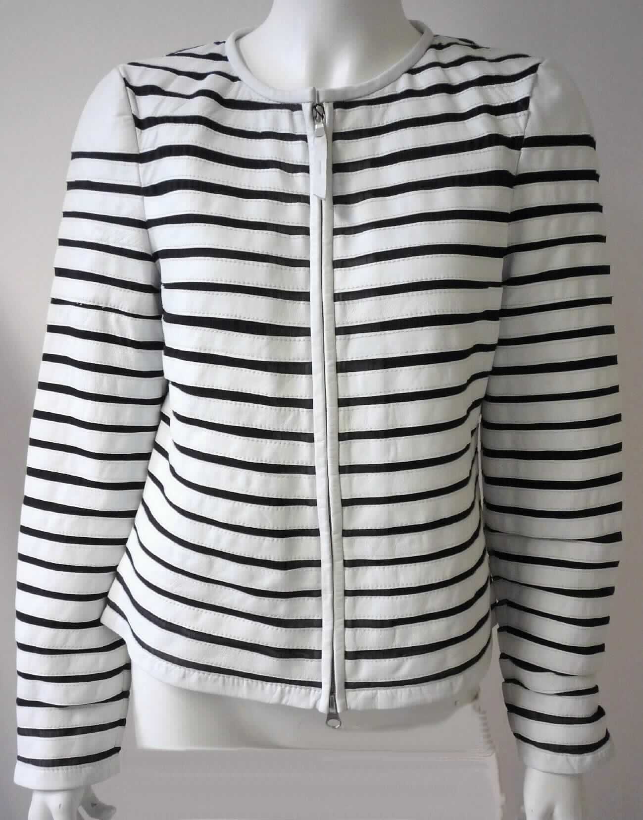 Kleidung aus Leder (Damenjacke), Abbildung siehe Anlage, 
- aus verschiedenen Stoffen zusammengesetzte Ware, bestehend aus: 
- - Leder, an den Schultern sowie in Querstreifen (Breite von ca. 1,8 cm) auf 
    die gesamte Jacke und die langen Ärmel genäht, 
- - Spinnstoffen (Polyestergewebe, Chiffon) den Korpus der Jacke bildend, 
- aufgrund des Wertes und des Gesamteindruckes bestimmt das Leder den 
  wesentlichen Charakter der zusammengesetzten Ware, 
- bis zur Taille reichend, 
- mit langen Ärmeln, 
- mit einem runden Halsausschnitt, 
- vorne mit einer durchgehenden Öffnung mit Reißverschluss, 
- gefüttert (Polyestergewebe, Chiffon).

"Kleidung aus Leder"