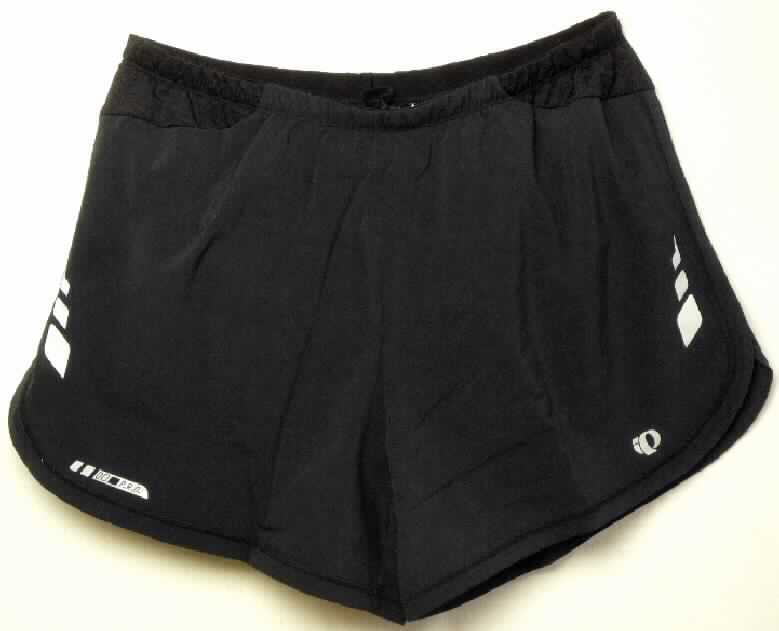Kurze Hose, sog. Laufshort "Fly Ultra Short", Art. 12111203, Größe L, Foto siehe Anlage,
- aus ca. 0,4 mm dicken, einfarbigen Geweben (charakterbestimmend), seitlich mit schmalen 
  Einsätzen aus strukturiert gewirkten, einfarbigen Gewirken; beide Flächenerzeugnisse aus 
  laut Antrag 84 % Polyester und 16 % Elastan (beides synthetische Chemiefasern),
- in der Taille abschließend, mit einem elastischen Taillenbund mit Tunnelzug,
- ohne Öffnung und ohne Verschluss; ohne Hinweise auf den Trägerkreis (unisex),
- mit weiten, kurzen Hosenbeinen, die nicht die Knie bedecken (Seitenlänge: ca. 29 cm),
- mit einem eingenähten Innenslip aus Gewirken,
- hinten mit einer eingesetzten Tasche mit Reißverschluss,
- seitlich bedruckt,
- an den Beinabschlüssen durch Umschlagen und Festnähen gesäumt.

"Kurze Hose, aus Geweben, für Frauen, aus synthetischen Chemiefasern, nicht nach dem
 Batik-Verfahren handbedruckt"