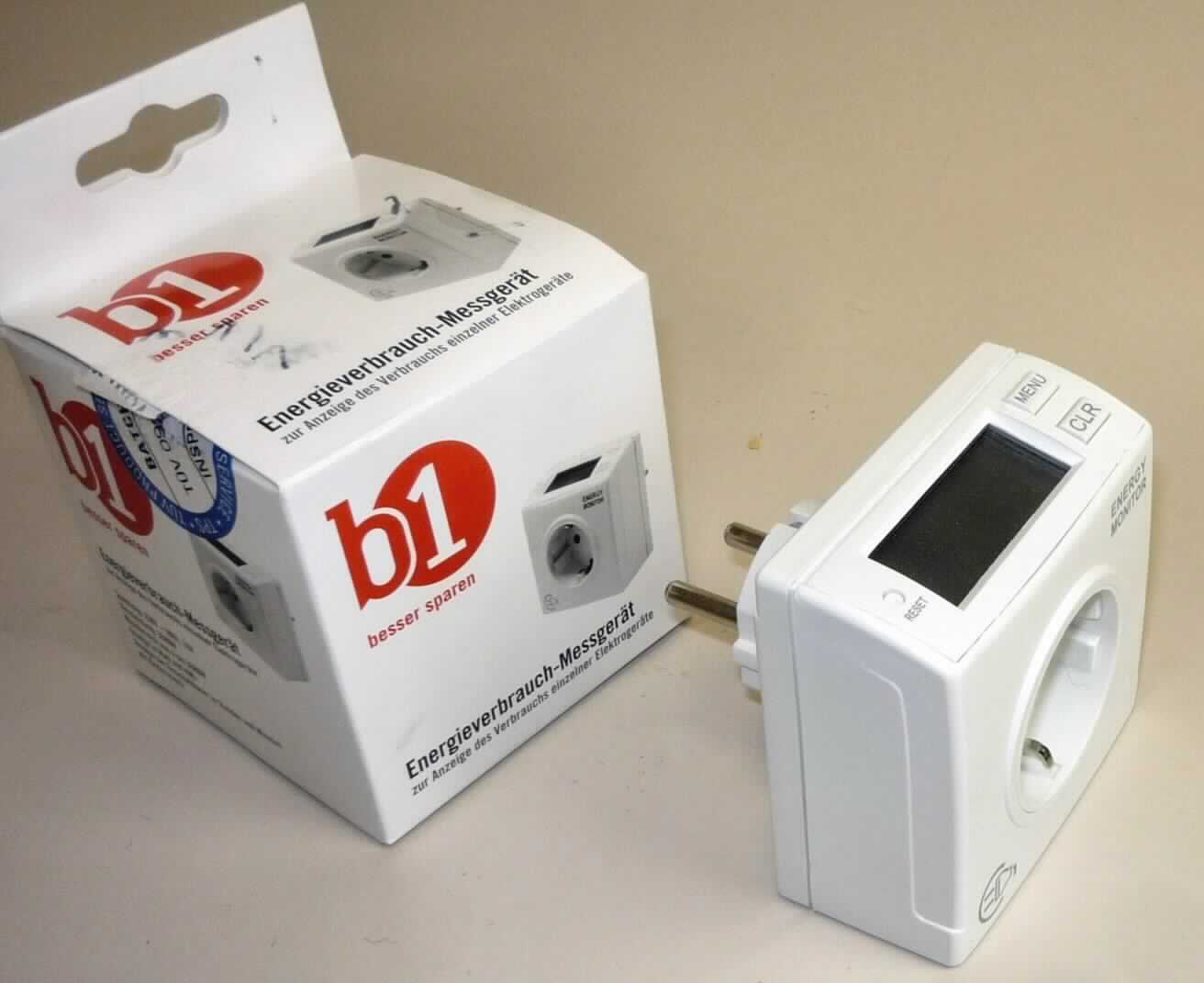 Elektrizitätszähler in Form einer Warenzusammenstellung in Aufmachung für den Einzelverkauf bestehend aus einem Zähler und einer Bedienungsanleitung in einer gemeinsamen Verkaufsverpackung. Der Elektrizitätszähler als zusammengesetzte Ware aus einem Zeitmesser und einem Multifunktionsgerät (charakterbestimmend in Bezug auf die Verwendung) besteht aus einem Gehäuse (ca. 75 x 75 x 37 mm) mit einem Schutzkontaktstecker, einer Schutzkontaktanschlussdose, einer Flüssigkristallanzeige sowie drei Bedienelementen in Form von Drucktastknöpfen. Das Gerät dient der Messung des Energieverbrauchs in kWh (kennzeichnende Haupttätigkeit), der aktuellen Leistungsaufnahme in W sowie der Anschlussdauer in min von angeschlossenen Elektrogeräten.
Die Ware wir als "Elektrizitätszähler, Einphasen-Wechselstromzähler" eingereiht.