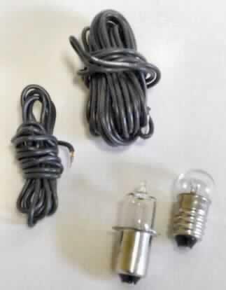 Sog. Halogen-Reparatur-Set,
- aus einer Halogenlampe (für Fahrradfrontleuchten), aus einem mit Halogen gefüllten
  Glaskörper, mit Wolframwendel und Bajonettsockel, Maße ca.: 29 x 9 mm, 
  mit einer Leistung von 2,4 Watt, bei einer Spannung von 6 Volt,
- einer Glühlampe (für Fahrradrückleuchten), Maße ca.: 24 x 11,5 mm, mit Schraubsockel, 
  mit einer Leistung von 0,6 Watt bei einer Spannung von 6 Volt, und
- zwei isolierten Kabeln (Längen 0,7 m und 2 m),
- gemeinsam verpackt in einer Blisterpackung,
- dient als Reparaturset für die Fahrradbeleuchtung.
  (Abbildung siehe Anlage)

Die Halogenlampe bestimmt den Charakter des Ganzen.

"Elektrische Glühlampe, keine Ware der Unterposition 8539 10, Wolfram-Halogen-Glühlampe, 
 nicht von der für Krafträder und andere Kraftfahrzeuge verwendeten Art, für eine Spannung 
 von 100 Volt oder weniger, nicht für die elektrische Beleuchtung für bestimmte Luftfahrzeuge 
 (Warenzusammenstellung aus Wolfram-Halogen-Glühlampe -charakterbestimmend-, 
 Glühlampe und isolierten Kabeln), sog. Halogen-Reparatur-Set"