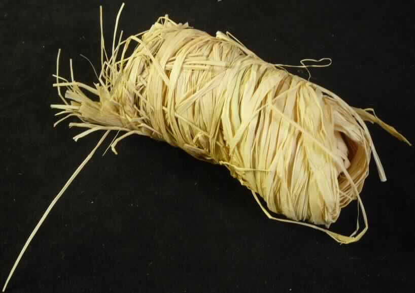 Nach den Antragsangaben und der vorliegenden Warenprobe handelt es sich um unterschiedlich lange und breite, naturfarbene Bastfasern, die zu einem Bündel zusammengelegt und nicht für die Spinnerei vorbereitet sind. Derartige Bastfasern werden hauptsächlich zum Flechten verschiedener Waren oder als Bindemittel (z.B. im Gartenbau) verwendet.
Der Naturbast ist mit einer bedruckten Papierbanderole versehen und ist in einem Polybeutel mit bedruckter Pappkarte für den Einzelverkauf aufgemacht.

Zolltarifrechtlich handelt es sich pflanzliche Rohstoffe von der hauptsächlich zum Herstellen von Korb- oder Flechtwaren verwendeten Art.