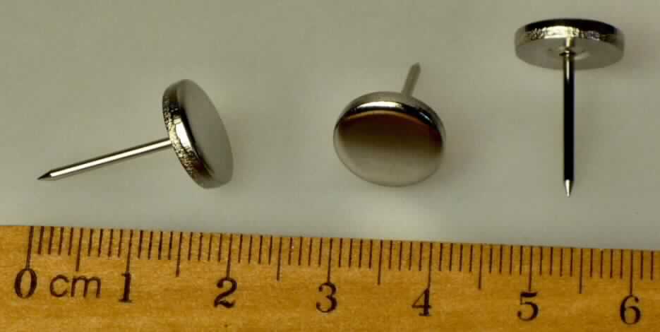 Es handelt sich um etwa 17 mm lange Nadeln aus Stahl, mit zugespitztem Stift und mit rundem, flachem Kopf (Durchmesser: etwa 11 mm), der beweglich an einem Ende des Stiftes befestigt ist. Die Erzeugnisse dienen zum Befestigen von Sicherungsetiketten an z. B. Textilien und Schuhen.
- Antragstellerangaben -

Abbildung siehe Anlage.

Derartige Erzeugnisse gehören als "den Stecknadeln ähnliche Waren aus Stahl" zur Codenummer 7319 4000 00 des Integrierten Zolltarifs der EG (TARIC).