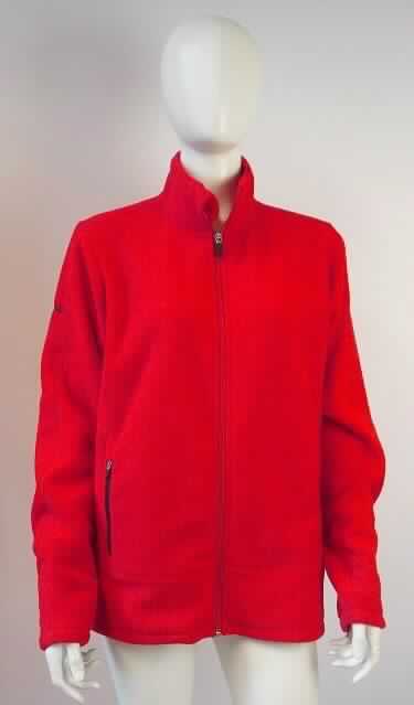Jacke, sog. Fleecejacke, Art. 7701, Größe S, Foto siehe Anlage,
- aus ca. 2,0 mm dicken, einfarbigen, beidseitig gerauten Gewirken aus laut Antrag 100 % Polyester
  (synthetische Chemiefasern),
- über die Taille reichend (Rückenlänge: ca. 69 cm), 
- mit einem Stehkragen,
- vorn mit einer durchgehenden Öffnung mit einem bis in die Kragenspitzen reichenden Reißverschluss, 
  am Kragenrand mit einer kurzen Überlappung von rechts auf links (Frauenkleidung),
- mit langen Ärmeln, an den Ärmelenden durch Umschlagen und Festnähen gesäumt,
- mit zwei eingesetzten Taschen mit Reißverschluss unterhalb der Taille,
- in Bahnen gearbeitet,
- am gerade gearbeiteten, unteren Rand durch Umschlagen und Festnähen gesäumt,
- stellt sich aufgrund des Schnitts als Jacke dar, somit keine Strickjacke.

"Jacke, aus Gewirken, für Frauen, aus synthetischen Chemiefasern"
