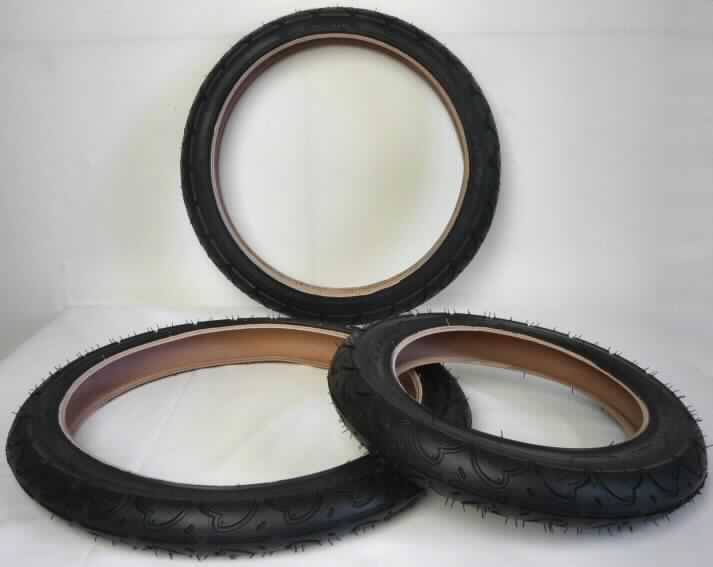 Angaben des Antragstellers: 
Reifenset für Kinderwagen (Wheel Tyre Set)

Feststellungen an einem Warenmuster:
3 schwarze Luftreifen aus Kautschuk, wobei die Luftreifen 2 Größen aufweisen (47-305) 16 x 17,5 (2 Reifen) und (62-203) 12 1/2 x 2 1/4 (1 Reifen). Die Luftreifen weisen nur ein geringes Profil auf.

Befund:
anderer Luftreifen aus Kautschuk der Unterposition 4011 9900 (hier für Kinderwagen)