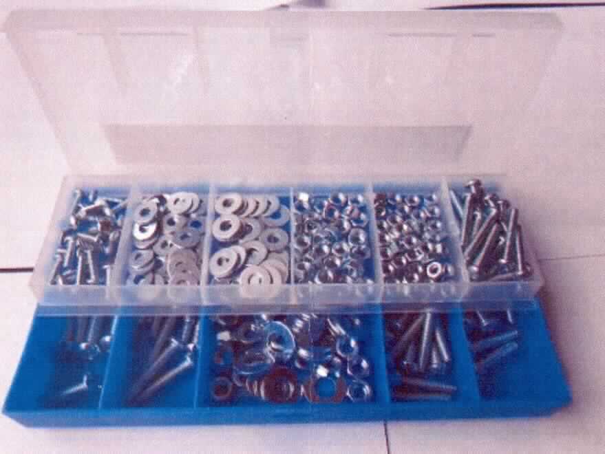 Es handelt sich um insgesamt 95 Schrauben in sieben verschiedenen Größen, aus Stahl (kein nicht rostender Stahl), mit Kopf mit Kreuzschlitz und mit einem bis zum Kopf reichenden metrischen Gewinde mit stumpfem Gewindeende. Die Erzeugnisse sind mit der ähnlichen Anzahl an Unterlegscheiben und Muttern (beide auch in verschiedenen Größen) in einer mehrfach unterteilten, etikettierten Kunststoffbox mit Klappdeckel verpackt.
- Antragstellerangaben -

Abbildung siehe Anlage.

Derartige Erzeugnisse gehören als "andere Schrauben, mit Gewinde, mit Kopf mit Kreuzschlitz, mit dazugehörigen Muttern und Unterlegscheiben" zum TARIC-Code 7318 1558 90.