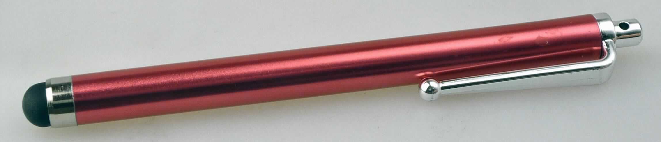 Bei dem sog. "Pen, Bedienwerkzeug für Smartphones etc." handelt es sich um einen ca. 11,5 cm langen Eingabestift für berührungsempfindliche (hier kapazitive) Bildschirme. 
Das aus Aluminium bestehende Erzeugnis besitzt einen Halteclip aus Kunststoff und ist am unteren Ende mit einer gummiartigen Halbkugel aus leitungsfähigem Kunststoff versehen, mit der sich Smartphones, Tablet-PC usw. bedienen lassen. 

Die in einer Kunststofftüte aufgemachte Ware wird als "anderer Stift, kein Kugelschreiber und kein Stift mit poröser Spitze" eingereiht.