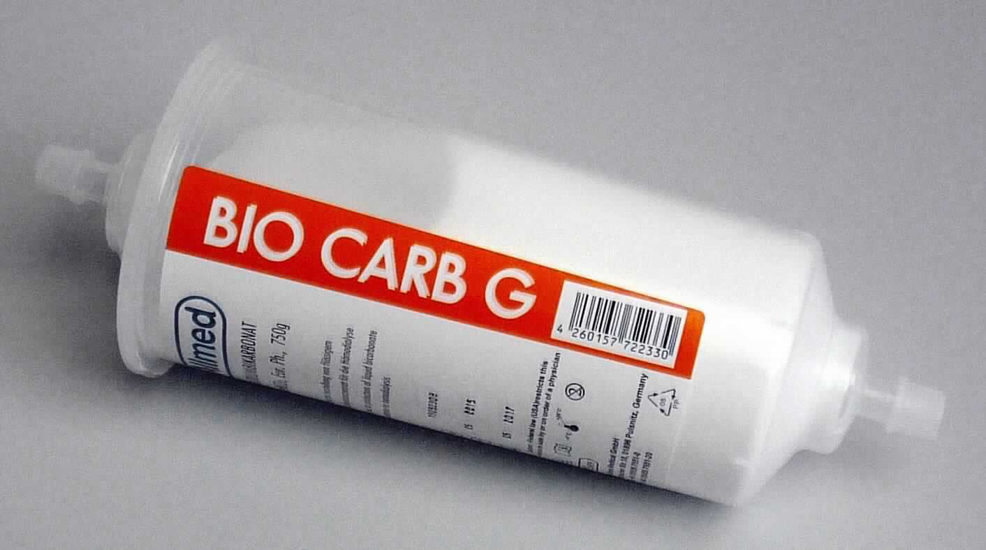 Arzneiware; Dialysesalz

Bei der vorliegenden Ware handelt es sich um ein weißes Pulver, abgefüllt in einer durchsichtigen, annähernd zylindrischen Kunststoffröhre mit bunt bedrucktem Etikett sowie mit zwei Anschlussstücken. Nach den vorgelegten Angaben handelt es sich um Natriumbicarbonat-Pulver zur Herstellung von flüssigem Bikarbonatkonzentrat für die Hämodialyse (deklarierter Inhalt: 750 g). Die Antragsangaben werden als zutreffend unterstellt. 
Die Ware ist laut Antragsteller zu 7 Stück in einem Pappkarton für den Einzelverkauf aufgemacht. 

Zolltariflich handelt es sich um eine aus ungemischten Erzeugnissen zu therapeutischen oder prophylaktischen Zwecken bestehende Arzneiware, dosiert und in Aufmachung für den Einzelverkauf.