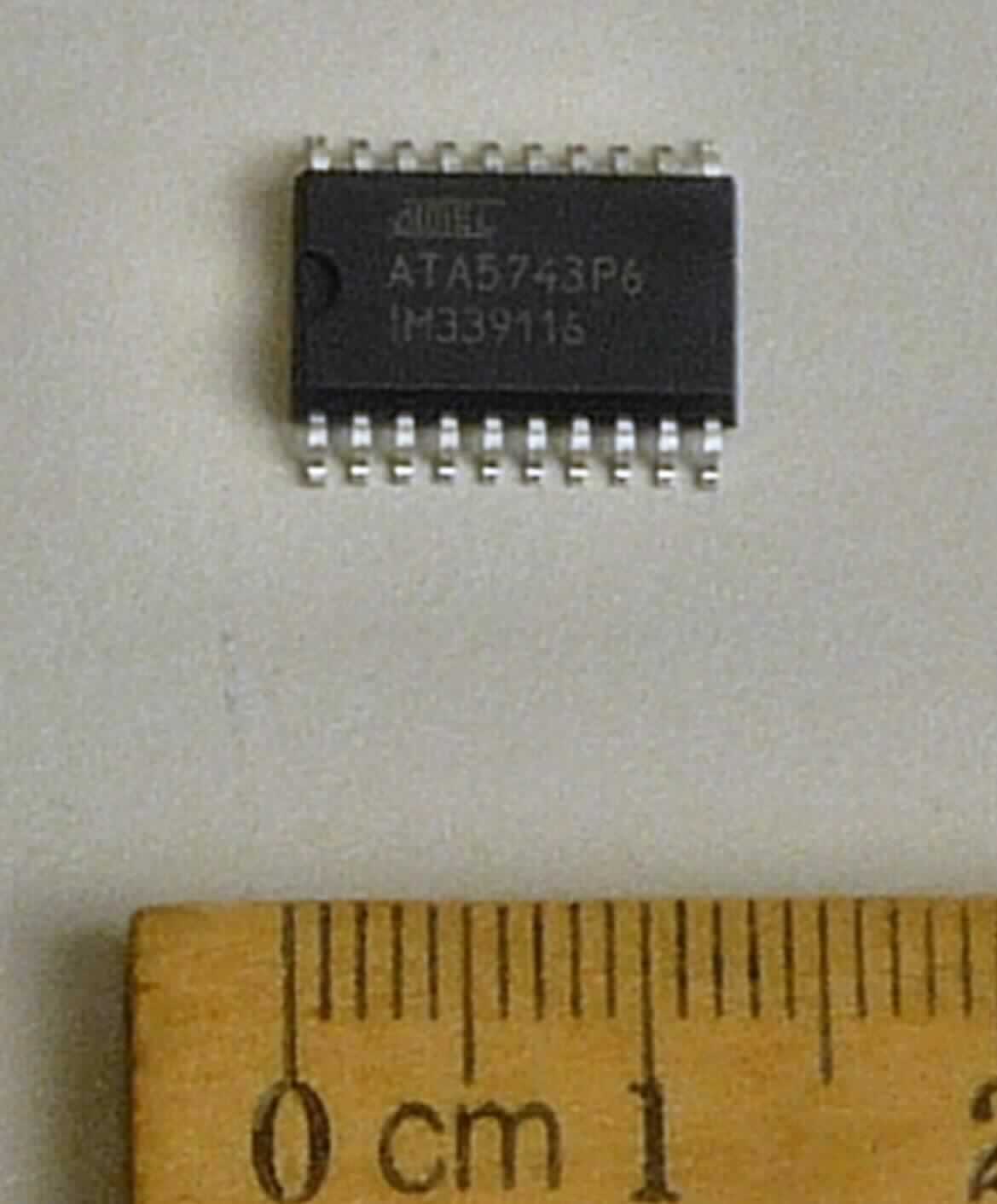 Empfangsbaustein (UHF ASK/FSK Receiver, Art.-Nr. 225230000, ATA5743P6-TGQY SO-20 G)
- in Form einer integrierten Multichip-Schaltung,
- mit zwei monolithischen integrierten Schaltungen in einem SO-Gehäuse mit 20 Anschlüssen 
 (Abbildung siehe Anlage),
- bei Defekt wirtschaftlich sinnvoll nicht reparabel.

"Elektronische integrierte Schaltung, kein Prozessor und Steuer- und Kontrollschaltung, Speicher oder Verstärker; Empfangsbaustein in Form einer integrierten Multichip-Schaltung"