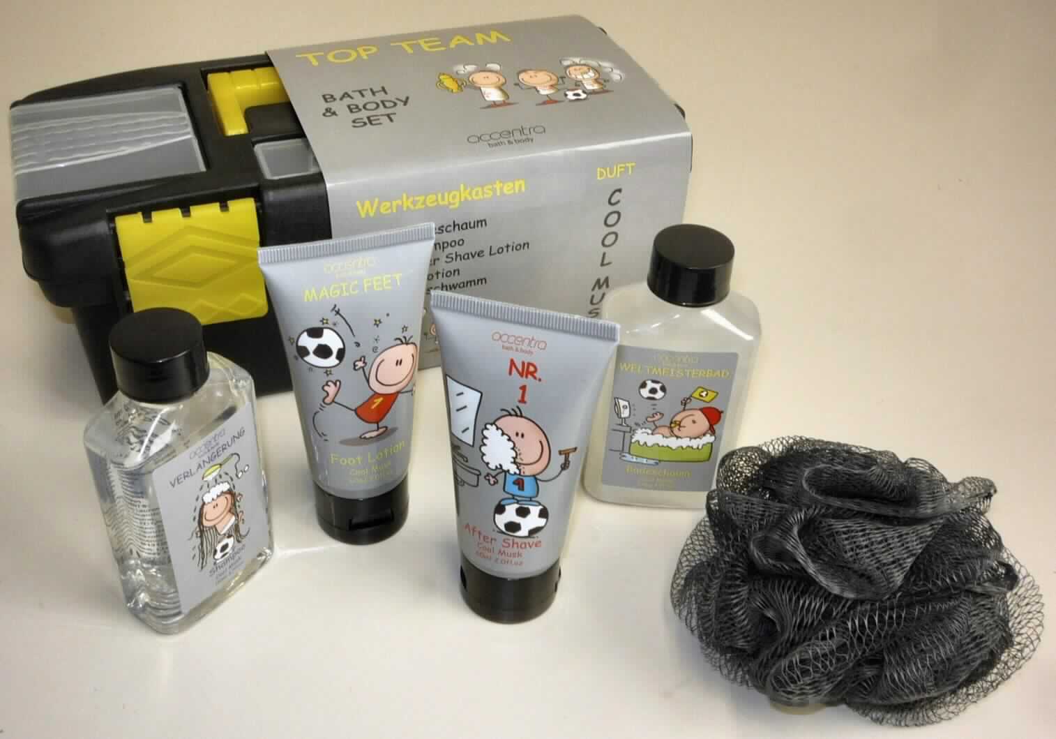 Badeset, sog. Bath & Body Set, Foto siehe Anlage, 
- Zusammenstellung, bestehend aus einem "Werkzeugkoffer", Shampoo, Schaumbad, After Shave Lotion, 
  Fußlotion und einem Netzschwamm,
- alle Körperpflegeprodukte sind gemeinsam in dem "Werkzeugkoffer" verpackt,
- der "Werkzeugkoffer" stellt sich weder als Behältnis i. S. d. AV 5 a) noch als übliche Verpackung i. S. d. 
  AV 5 b) dar,
- keine Einreihung als Warenzusammenstellung i. S. d. AV 3 b), da die Waren weder der Befriedigung eines 
  speziellen Bedarfs noch der Ausübung einer bestimmten Tätigkeit dienen, somit getrennte Einreihung aller
  Bestandteile,
- Schaumbad:
-- milchig-weiße Flüssigkeit, die mit Wasser eine schäumende Emulsion bildet,
-- in einer Kunststoffflasche (Inhalt: 110 ml) mit Schraubdeckel für den Einzelverkauf aufgemacht.

"Zubereiteter Badezusatz, anderweit weder genannt noch inbegriffen"