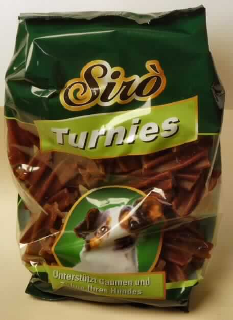 Ergänzungsfuttermittel für Hunde.

Antragsangaben: Siro Turnies 750 g. Snacks für Hunde in Aufmachung für den Einzelverkauf. Die Zusammensetzung wurde vertraulich mitgeteilt. Stärke in der Ware: mehr als 30 GHT. Milcherzeugnisse in der Ware: nicht enthalten.

Beschaffenheit des vorgelegten Warenmusters: dunkelrote, ca. 5 x 2 cm große, flexible, in sich gedrehte, x-förmige Kaustücke, in einem bunt bedruckten, mehrsprachig beschrifteten 750-g-Originalfolienbeutel, einer Aufmachung für den Einzelverkauf entsprechend.

Hunde- und Katzenfutter, in Aufmachungen für den Einzelverkauf, mit einem Gehalt an Stärke von mehr als 30 GHT, keine Milcherzeugnisse enthaltend oder mit einem Gehalt an Milcherzeugnissen von weniger als 10 GHT.