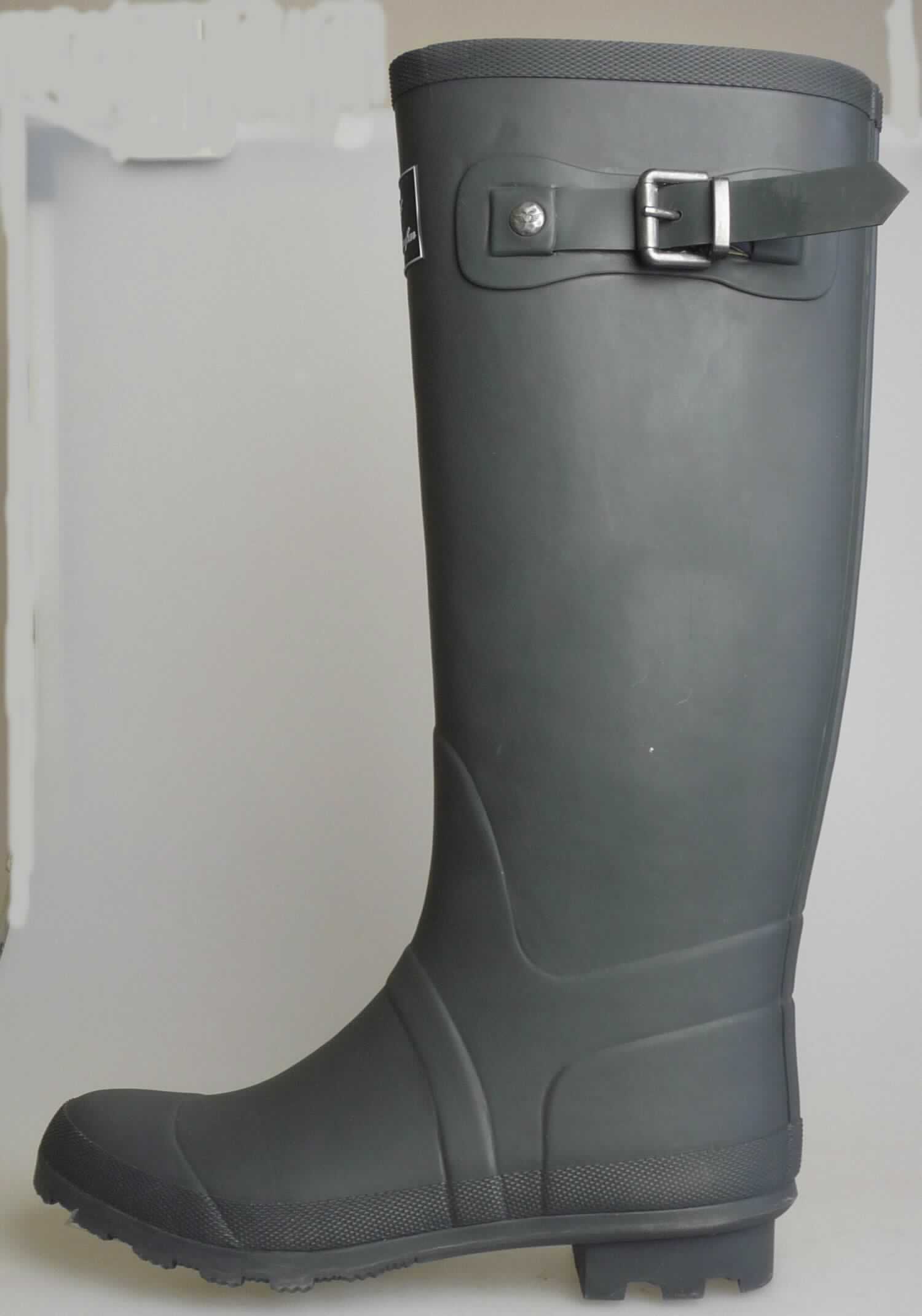 Stiefel (lt. Antrag: "Damen Gummistiefel, WU 1574603 RUBBS2", Foto siehe Anlage)
- wasserdicht,
- mit Laufsohlen aus (lt. Antrag) Kautschuk,
- mit Oberteil aus (lt. Antrag) Kautschuk; das Oberteil ist weder mit der Laufsohle noch selbst 
  durch Nähen, Nieten, Nageln, Schrauben, Stecken oder ähnliche Verfahren zusammengefügt,
- seitlich mit einem Zierriegel mit Schnallenverschluss,
- mit angeklebtem Innenfutter,
- ohne Metallschutz in der Vorderkappe,
- den Knöchel, jedoch nicht das Knie bedeckend

"Wasserdichte Schuhe mit Laufsohlen und Oberteil aus Kautschuk, bei denen weder das Oberteil mit der Laufsohle
 noch das Oberteil selbst durch Nähen, Nieten, Nageln, Schrauben, Stecken oder ähnlichen Verfahren 
 zusammengefügt ist, ohne Metallschutz in der Vorderkappe, den Knöchel, jedoch nicht das Knie bedeckend"