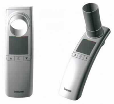 Sog. SP 50 Spyrometer, in Form einer Warenzusammenstellung in Aufmachung für den Einzelverkauf, im Wesentlichen bestehend aus 
- sechs Einmalmundstücken aus Pappe,
- einem klammerartigen Nasenclip,
- einer Turbine, in Form einer zylinderförmigen Kunststoffvorrichtung mit integriertem Rotor,
- einem USB-Kabel,
- einem in Bezug auf die Bedeutung für die Verwendung charakterbestimmenden, noch nicht zusammengesetzten Spirometer, bestehend aus einem batteriebetriebenen ca. 170 x 50 x 80 mm großen Gerät mit integrierter Platine mit Messeinrichtung, Display, verschiedenen Funktionstasten und USB Anschluss. Die Vorrichtung ist oberhalb des Displays mit einem zylindrischen zur Befestigung der Turbine hergerichteten Anschlussstück versehen. Zur Messung der Lungenkapazität wird die ausgeatmete Luft über das Mundstück auf die Turbine geleitet. Das Spirometer erfasst optisch Drehzahl und Drehdauer der Turbinenflügel und zeigt Lungenvolumen und Lungenkraft auf dem Display an. 
Zur äußeren Form siehe Abbildung in der Anlage. 
Die Vorrichtung dient der Überprüfung der Lungenfunktion. 
Die Bestandteile der Warenzusammenstellung sind in einer gemeinsamen Verkaufsumschließung enthalten. 
Die Ware wird als " medizinisches Elektrodiagnosegerät für Funktionsprüfungen (Spirometer), nicht von den Unterpositionen (KN) 9018 1100 bis 9018 1910 erfasst" eingereiht.