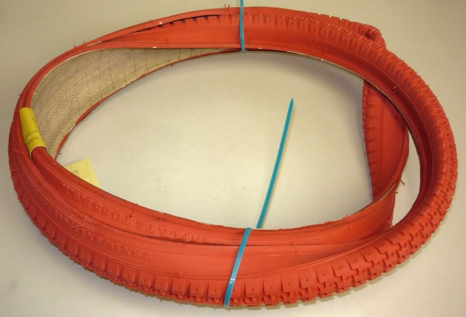 Angaben des Antragstellers: 
Nach den Angaben des Antragstellers handelt es sich bei dem vorgelegten Erzeugnis um eine rote Fahrraddecke in der Größe 28" x 1 5/8" x 1 3/8" aus Naturgummi und Nylon.

Feststellungen an einem Warenmuster:
Es wurde ein roter, profilierter Luftreifen für Fahrräder vorgelegt. Der Luftreifen besteht aus einem elastischen Material und hat einen Außendurchmesser von ca. 70 cm.

Befund:
Es handelt sich um einen Luftreifen aus Kautschuk von der für Fahrräder verwendeten Art.