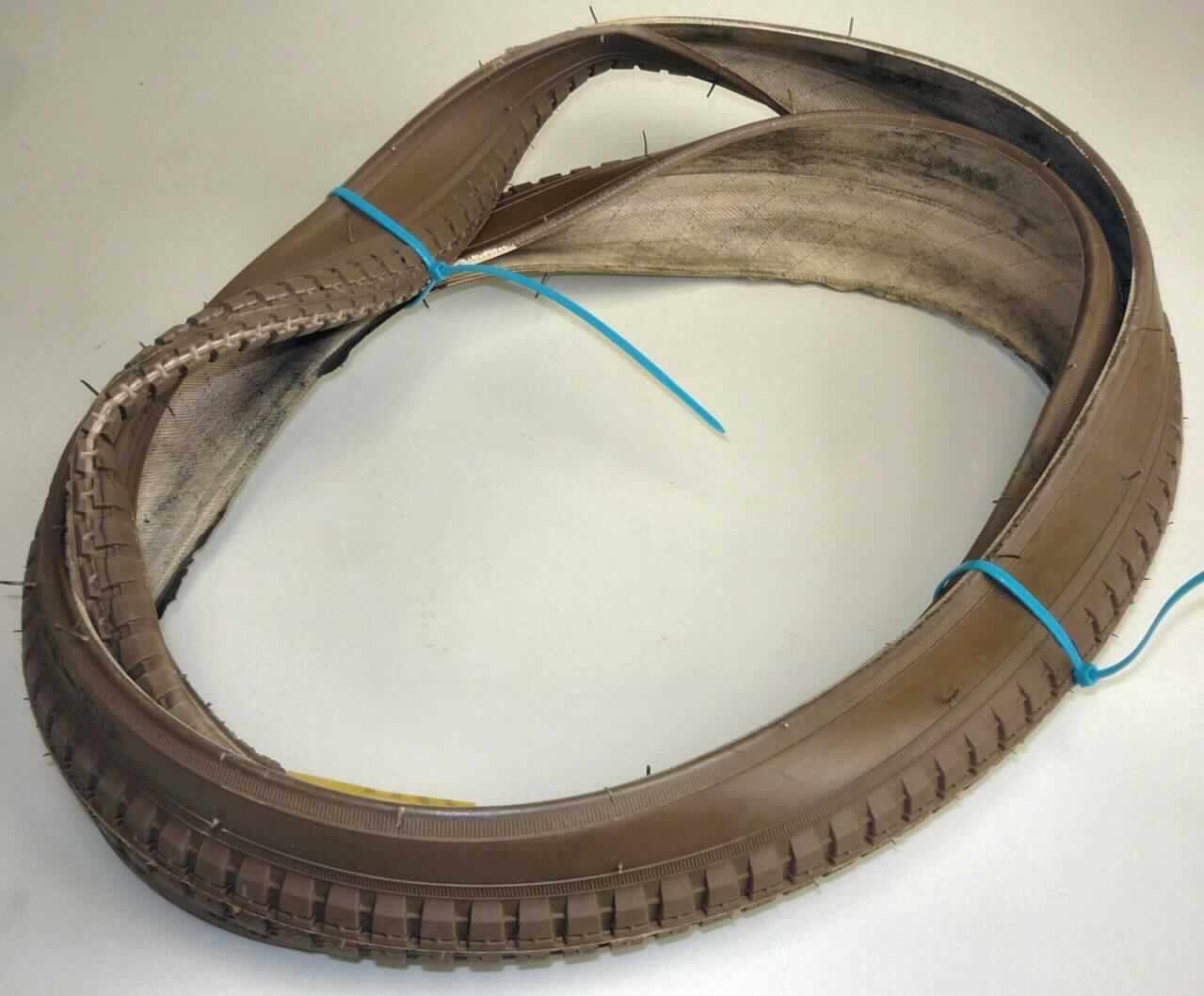 Angaben des Antragstellers: 
Nach den Angaben des Antragstellers handelt es sich bei dem vorgelegten Erzeugnis um eine braune Fahrraddecke in der Größe 28" x 1 1/2" aus Naturgummi und Nylon.

Feststellungen an einem Warenmuster:
Es wurde ein brauner, profilierter Luftreifen für Fahrräder vorgelegt. Der Luftreifen besteht aus einem elastischen Material und hat einen Außendurchmesser von ca. 70 cm.

Befund:
Es handelt sich um einen Luftreifen aus Kautschuk von der für Fahrräder verwendeten Art.