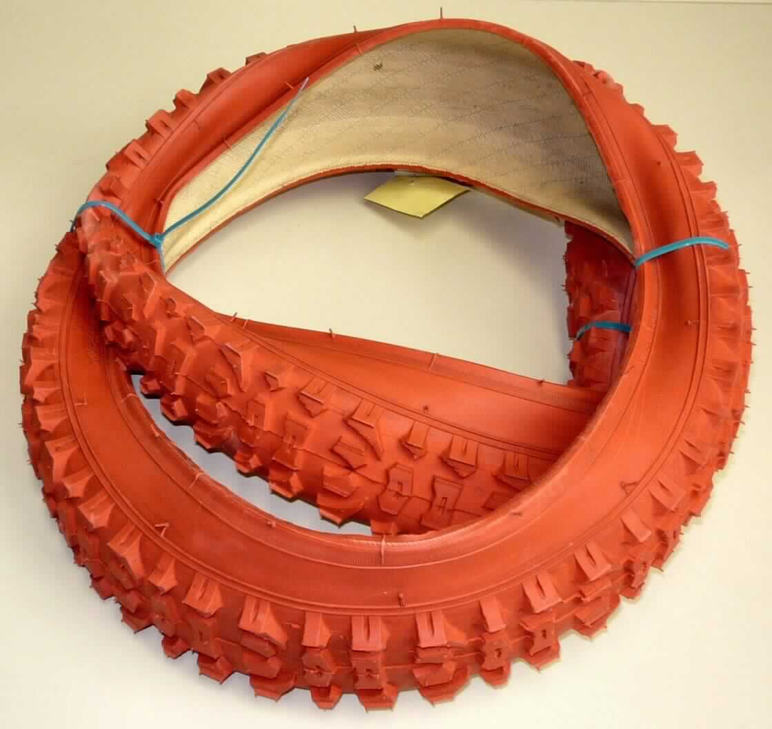 Angaben des Antragstellers: 
Nach den Angaben des Antragstellers handelt es sich bei dem vorgelegten Erzeugnis um eine rote Fahrraddecke in der Größe 26" x 1,95" aus Naturgummi und Nylon.

Feststellungen an einem Warenmuster:
Es wurde ein roter Luftreifen für Fahrräder mit einem Geländeprofil vorgelegt. Der Luftreifen besteht aus einem elastischen Material und hat einen Außendurchmesser von ca. 65 cm.

Befund:
Es handelt sich um einen Luftreifen aus Kautschuk von der für Fahrräder verwendeten Art.