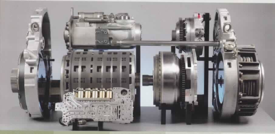 Teil für einen auf Gleisketten betriebenen Panzerkampfwagen, sog. "Transmission for tracked vehicles", Artikelnummern RK 304 und RK 325 sowie HSWL 106, HSWL 256, HSWL 354, HSWL 284C, HSWL 295, HSWL 194 und HSWL 204, Foto siehe Anlage,
- lt. Antrag speziell für Panzerfahrzeuge konstruierte hydromechanische Schalt-, Wende- und 
  Lenkgetriebe (HSWL); entsprechend der Typenbezeichnung mit unterschiedlichen Parametern,
- übernimmt die Funktion eines Automatikgetriebes, einer Bremse (integriertes
  Bremssystem) und einer Lenkung,
- die Lenkung erfolgt durch Abbremsen oder Beschleunigen der Kette einer Antriebsseite,
- keine Ware der Position 8483, da kein Teil eines Motors,
- Teil erkennbar zur ausschließlichen Verwendung an Panzerfahrzeugen.

"Teil für Panzerkampfwagen (Automatikgetriebe)"