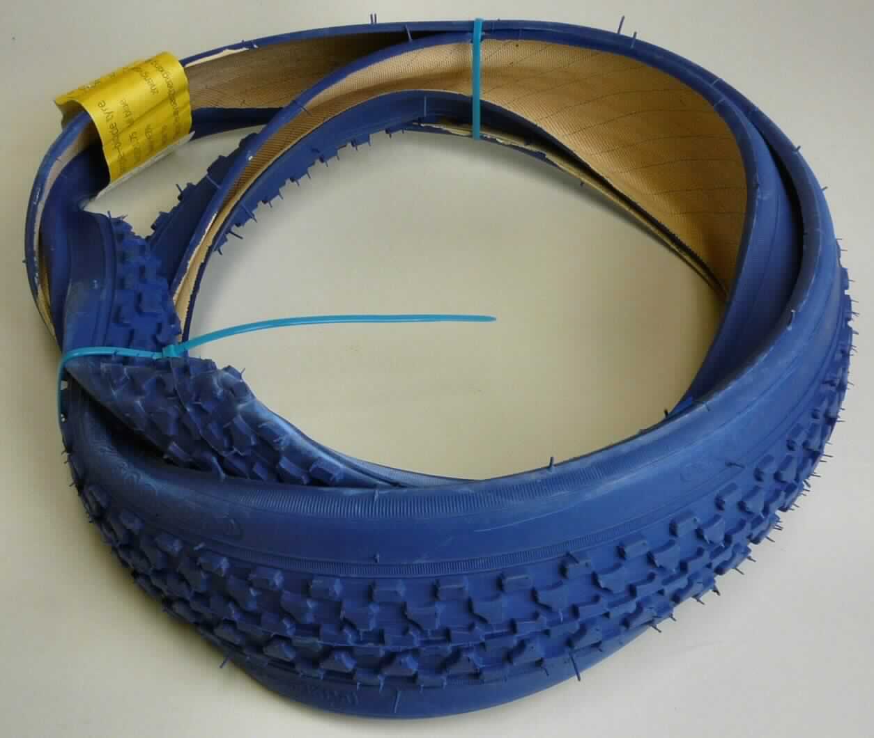 Angaben des Antragstellers: 
Nach den Angaben des Antragstellers handelt es sich bei dem vorgelegten Erzeugnis um eine blaue Fahrraddecke in der Größe 26" x 1,75" aus Naturgummi und Nylon.

Feststellungen an einem Warenmuster:
Es wurde ein blauer, profilierter Luftreifen für Fahrräder vorgelegt. Der Luftreifen besteht aus einem elastischen Material und hat einen Außendurchmesser von ca. 65 cm.

Befund:
Es handelt sich um einen Luftreifen aus Kautschuk von der für Fahrräder verwendeten Art.