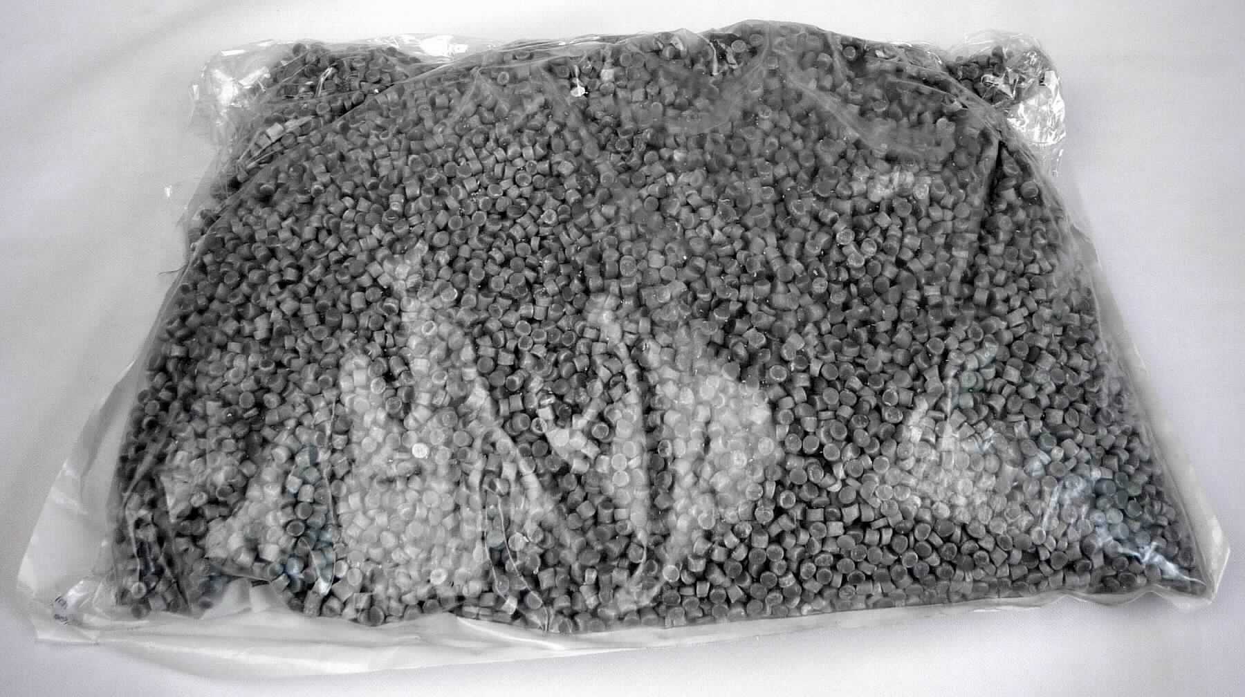 Angaben des Antragstellers: 
Talk
Gemäß einem beigefügten Datenblatt handelt es sich um ein Konzentrat von 60 % Talk in einer LLDPE-Matrix.

Feststellungen an einem Warenmuster: 
Es wurd ein graues Granulat vorgelegt, welches sich unter Erwärmen formen lässt.

Befund:
Nach den Untersuchungen sowie den Antragsangaben liegt ein lineares Polyethylen niedriger Dichte mit Füllstoff im Sinne der Unterposition (KN) 3901 1010 vor.