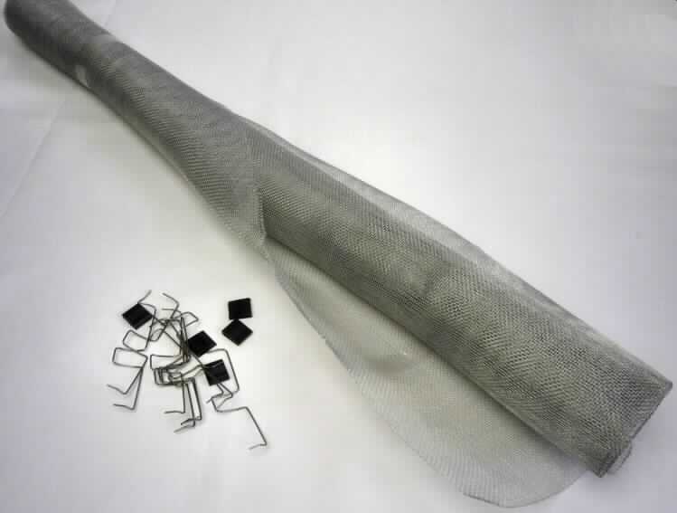 Es handelt sich um sog. Lichtschachtnetze, im Wesentlichen bestehend aus einem rechteckig zugeschnittenen Gewebe aus Draht aus unedlem Metall (Aluminium; maximaler Querschnitt: ca. 0,21 mm) mit Abmessungen von ca. 120 cm x 60 cm. Die Erzeugnisse dienen als Schmutz- und Insektenschutz und sind gemeinsam mit Befestigungsmaterial ind Form von fünf Klemmelemtenen aus Kunststoff und zehn Klammern aus unedlem Metall in einem bedruckten Pappkarton für den Einzelverkauf aufgemacht.
-Materialangaben laut Antragsteller-

Aufgrund des Umfangs und der Bedeutung für die Verwendung ist das Gewebe aus Aluminiumdraht als charakterbestimmend anzusehen.

Abbildung siehe Anlage.


Derartige Erzeugnisse gehören als "andere Waren aus Aluminium, Gewebe aus Aluminiumdraht" zum TARIC-Code 7616 9100 00.