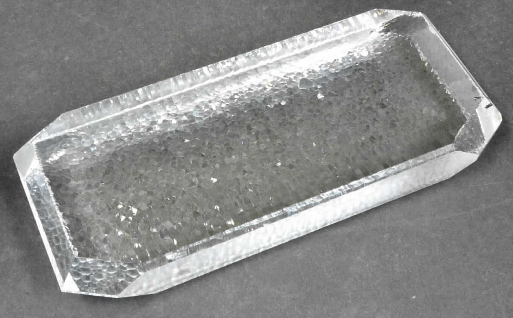 Es handelt sich um unbearbeitete Barren aus synthetischem Quarz (Siliciumdioxid) mit einer Länge von etwa 20,7 cm, einer Breite von etwa 8 cm und einer Dicke von etwa 3 cm. Die einkristallinen und durchsichtigen Erzeugnisse sollen zermahlen und zur Herstellung von Quarzglas durch Schmelzen verwendet werden.
-Antragstellerangaben-

Abbildung siehe Anlage.

Derartige Erzeugnisse gehören als "synthetische Edel- oder Schmucksteine, weder aufgereiht noch montiert oder gefasst, roh oder nur gesägt oder grob geformt" zur Unterposition 7104 20 des Harmonisierten Systems.