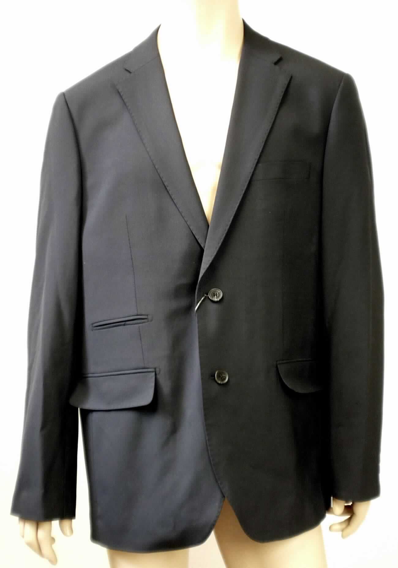 Jacke, sog. Klassischer Reiseblazer, Art. 0S674074NVY46, Größe 46, Foto siehe Anlage,
- aus ca. 0,4 mm dicken, einfarbigen Geweben aus laut Antrag 96 % Wolle und 4 % Elasthan (synthetische
  Chemiefasern),
- durchgehend gefüttert,
- in Bahnen gearbeitet,
- über den Schritt reichend (Rückenlänge: ca. 80 cm),
- mit einem Reverskragen,
- vorn mit einer durchgehenden Öffnung, mit zwei Knöpfen von links über rechts zu schließen (Männerkleidung),
- mit langen Ärmeln,
- vorn mit zwei eingesetzten, offenen Taschen sowie mit zwei eingesetzten Taschen mit Patten unterhalb der Taille. 

"Jacke, aus Geweben, für Männer, aus Wolle"