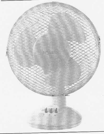 Tischventilator
- aus einem dreiflügeligen Lüfterrad in einem Schutzkorb, aufgesetzt auf einen 
  Standsockel mit Bedientasten, mit eingebautem Elektromotor, Netzkabel mit 
  Stecker und Neigevorrichtung,
- mit einer Leistung von 30 Watt,
- zur Bewegung der Raumluft durch Erzeugung eines kontinuierlichen Luftstroms.
 
"Tischventilator mit eingebautem Elektromotor mit einer Leistung von weniger als 
 125 Watt, nicht für zivile Luftfahrzeuge - sog. Tischventilator"
