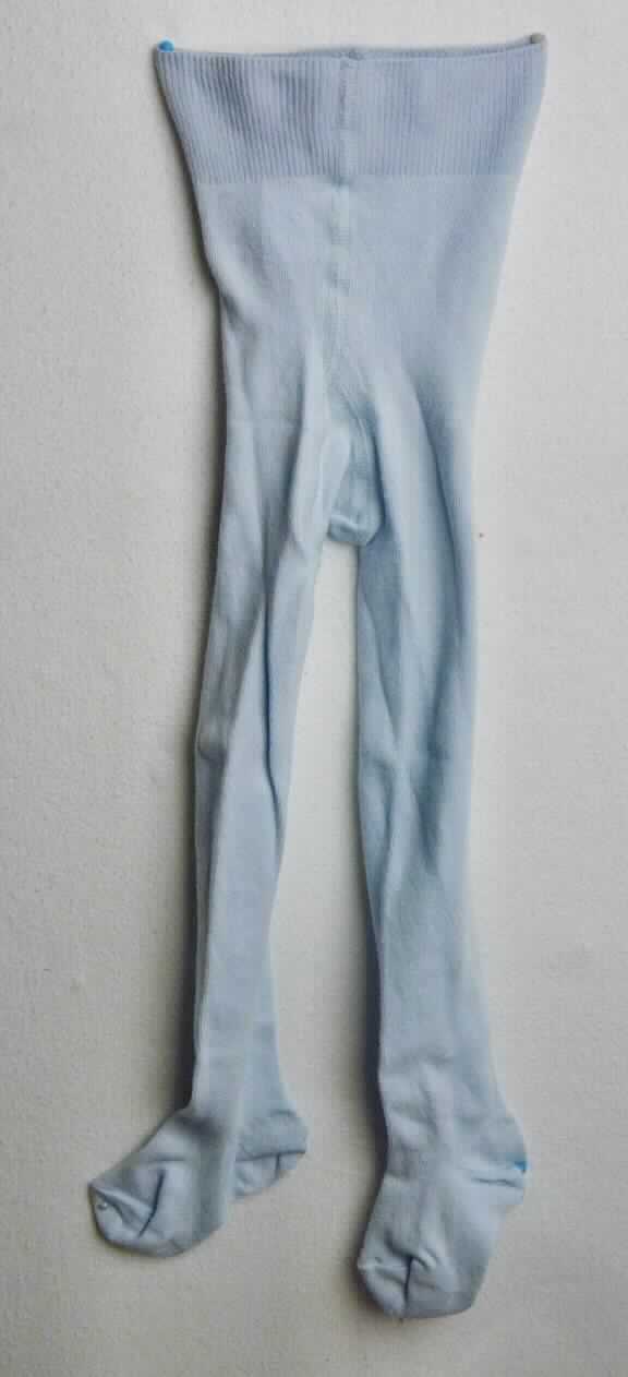 Strumpfhose, sog. Leggins, Art. 86330, Größe 92, Foto siehe Anlage,
- aus ca. 1,3 mm dicken, einfarbigen Gewirken aus laut Antrag 90 % Baumwolle, 8 % Polyamid und 2 % Elasthan 
  (beides synthetische Chemiefasern),
- in der Taille abschließend; mit einem ca. 4 cm breiten, elastischen Bund, 
- ohne Öffnung und ohne Verschluss, 
- mit einem Zwickel, 
- im Strumpfbereich nahtlos gewirkt; mit Fußteil mit ausgearbeiteter Ferse,
- aufgrund der Konfektionsgröße kein Bekleidungszubehör für Kleinkinder der Position 6111.

"Strumpfhose aus Gewirken, andere als solche mit degressiver Kompression, aus Baumwolle"