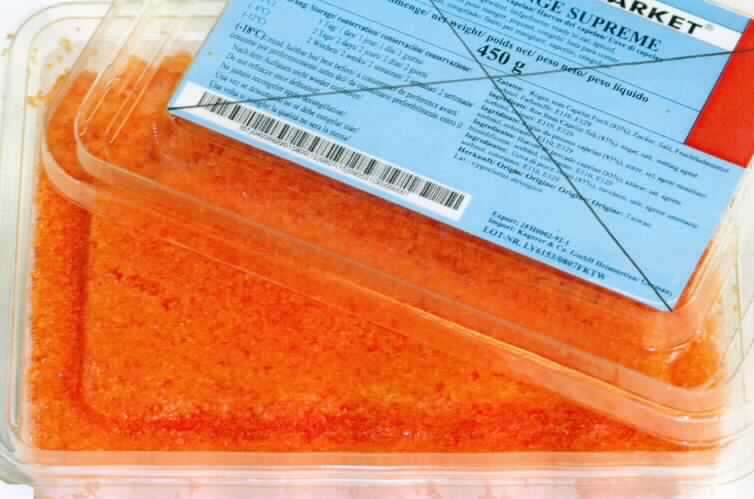 Nach den Angaben der Antragstellerin und der vorgelegten Probe handelt es sich um fertig zubereiteten, gesalzenen, gewürzten und tiefgefrorenen Rogen von Fischen der Art Mallotus villosus (Capelin). Der Rogen wird zur Herstellung von Sushi verwendet.
Der vom Rogensack und von allen anhängenden Organteilen befreite Fischrogen ist in 450 g Schalen verpackt.
Zutaten: Rogen (85 %), Salz, Zucker, Feuchthaltemittel und Farbstoffe.

Zolltarifrechtlich handelt es sich um "Kaviarersatz aus Fischeiern gewonnen, nicht zur Verarbeitung".
