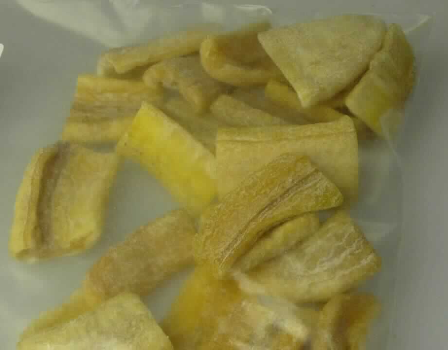 Banane, getrocknet

Antragsangaben: 
Südafrikanische getrocknete Bananen, geschwefelt, ohne Zuckerzusatz; Herstellungsverfahren: die manuell gepflückten Bananen werden sortiert, gereinigt, geschält, in Stücke geschnitten, geschwefelt, in einem Ofen mehrere Stunden getrocknet, einer Qualitätskontrolle unterzogen und für den Export/Verpackung freigegeben.

Beschaffenheit des vorgelegten Warenmusters:
Gelbliche, beigefarbene und hellbraune, längs halbierte und in bis zu 40 mm lange Stücke geschnittene, getrocknete Bananen mit einem dünnen, weißlichen Belag auf der Oberfläche; Konsistenz handelsüblichen Trockenfrüchten entsprechend; Geschmack nach Banane, natursüß

Bananen, andere als Mehlbananen, getrocknet