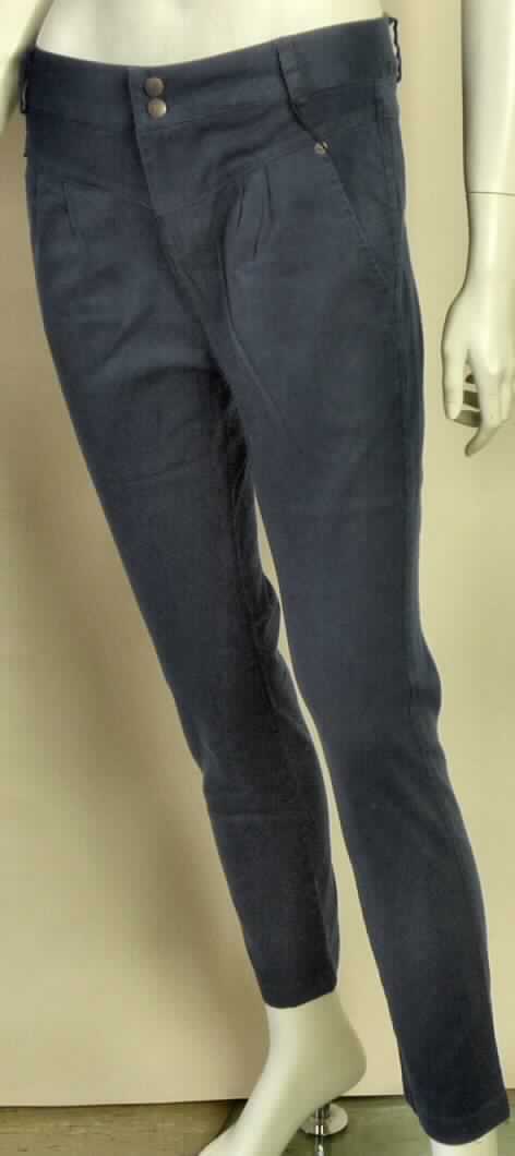 Lange Hose, sog. Hose, Art. RW20520903, Pant Gunny, Größe 28, Foto siehe Anlage,
- aus etwa 0,6 mm dicken, einfarbigen Geweben aus laut Antrag 98 % Baumwolle und 2 % Elasthan
  (Elastomergarn, synthetische Chemierfasern),
- in der Taille abschließend; mit einem angesetzten Taillenbund mit Gürtelschlaufen,
- vorn mit einer Öffnung mit Reißverschluss, mit Patte und Knopfverschluss im Taillenbund 
  von links über rechts (Männerkleidung),
- mit zwei eingesetzten Taschen auf der Vorderseite und einer eingesetzten Gesäßtasche mit
  Knopfverschluss,
- mit knöchellangen Hosenbeinen, an den Beinabschlüssen durch Umschlagen und 
  Festnähen gesäumt.

"Lange Hose, aus Geweben, für Männer, aus Baumwolle, andere als Arbeits- und Berufsbekleidung, 
 andere als in den Unterpositionen 6203 4231 und 6203 4233 genannte"
