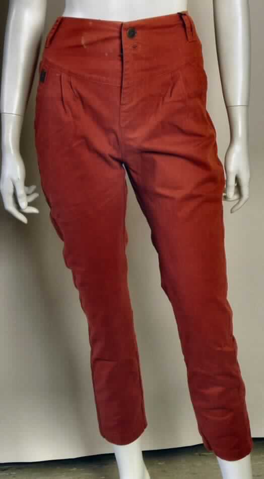 Lange Hose, sog. Hose, Art. RW20520901, Pant Guns, Größe 28, Foto siehe Anlage,
- aus etwa 0,7 mm dicken, einfarbigen Geweben aus laut Antrag 100 % Baumwolle,
- in der Taille abschließend; mit einem angesetzten, breiten Taillenbund mit Gürtelschlaufen,
- vorn mit einer Öffnung mit Reißverschluss, mit Patte und Knopfverschluss im Taillenbund 
  von links über rechts (Männerkleidung),
- mit zwei eingesetzten Taschen auf der Vorderseite und zwei eingesetzten Gesäßtaschen
  mit Patte und Knopfverschluss,
- mit knöchellangen Hosenbeinen, an den Beinabschlüssen durch Umschlagen und 
  Festnähen gesäumt.

"Lange Hose, aus Geweben, für Männer, aus Baumwolle, andere als Arbeits- und Berufsbekleidung, 
 andere als in den Unterpositionen 6203 4231 und 6203 4233 genannte"