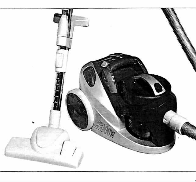 Bodenstaubsauger
- aus einem Kunststoffgehäuse mit Staubauffangbehälter, Tragegriff, eingebautem Elektro-
  motor, Filtersystem, Saugschlauch, Teleskop-Saugrohr, Bodendüse, automatischer Kabel-
  aufwicklung, Netzkabel mit Stecker sowie einer 2 in 1 Kombi-/Polsterdüse,
- mit einer Leistung von 2000 Watt und einem Fassungsvermögen des Staubbehälters von
  weniger als 20 l,
- zum Aufsaugen von trockenem Schmutz in Wohnräumen.

"Staubsauger mit eingebautem Elektromotor mit einer Leistung von 2000 Watt und einem 
 Fassungsvermögen des Staubbehälters von weniger als 20 l - sog. Bodenstaubsauger"
