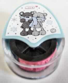 Rollstempel Winterbär, Art.-Nr.: 32009, in Form eines Feuchtstempels aus Kunststoff für den
Handgebrauch. Der Stempel besteht aus einem ovalen Gehäuse (Maße ca. 6,5 x 4,5 x 2,5
cm = L x B x D), in welchem eine rotierende Walze (D = ca. 3,5 cm) mit zwei aufgeklebten
Stempelplatten eingehängt ist. 
Die Stempelplatten sind mit blauer, bzw. rosafarbener Stempelfarbe präpariert und
hinterlassen Bärchen- und Eiskristallmotive als Abdruck, indem man die Walze über einen
zu bedruckenden Untergrund rollt. Das Gehäuse ist mit bedrucktem Papier mit Bärchen- und
Eiskristalldarstellungen beklebt.  
Die Walze ist mit einer transparenten, abnehmbaren Schutzkappe aus Kunststoff abgedeckt.

Diese Ware ist als "den Datumstempeln und Nummernstempeln ähnliche Ware für den Handgebrauch" einzureihen.