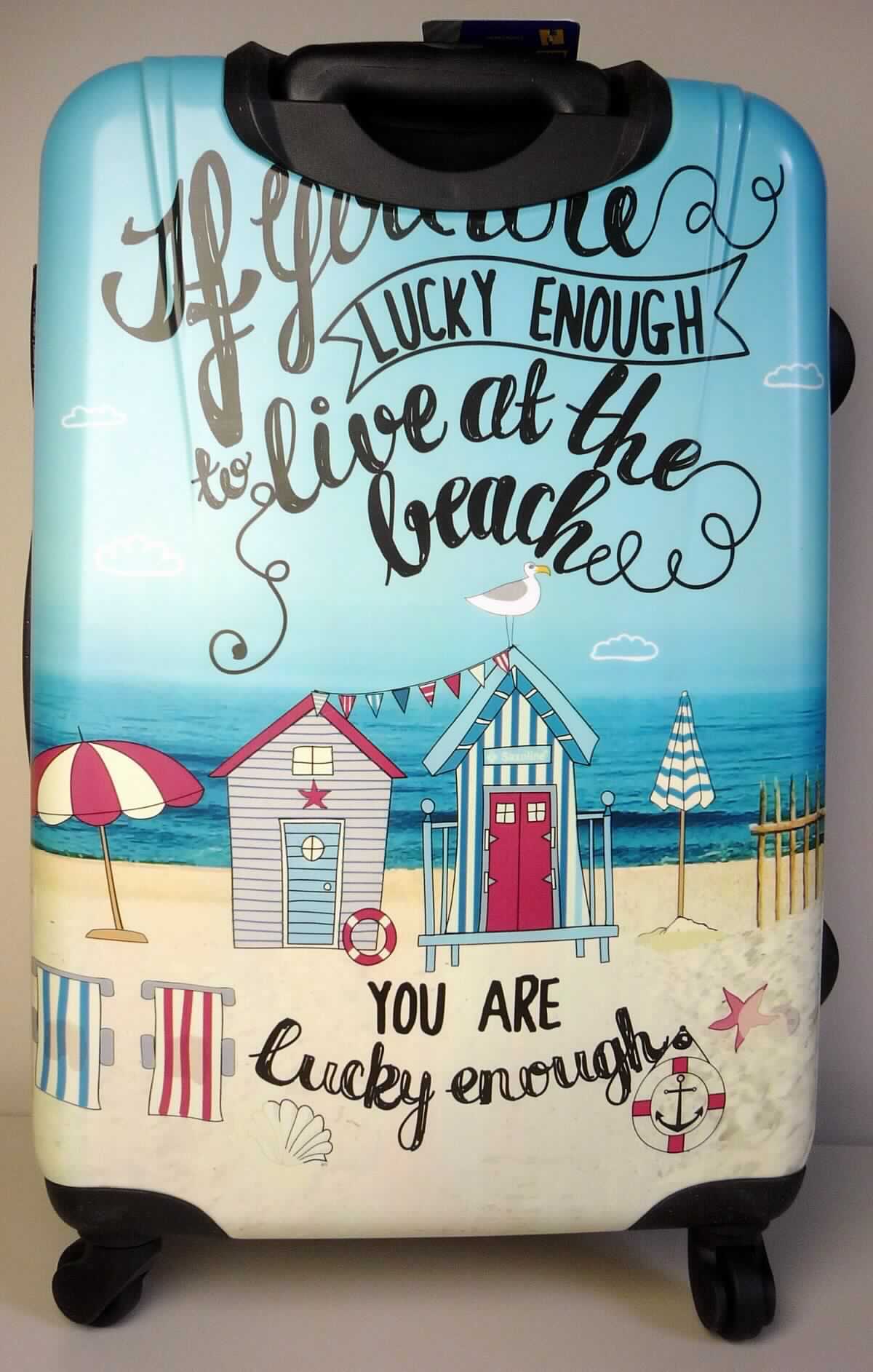 Reisekoffer, Abbildung siehe Anlage, 
- mit einer Außenseite aus formgepresstem Kunststoff in Form von zwei Halbschalen, 
- - auf der Außenseite mit einem bunten Motiv bedruckt, 
- mit einem ausziehbaren Griff zum Ziehen des Koffers auf vier Rollen, 
- mit jeweils einem Tragegriff an einer langen und einer kurzen Schmalseite, 
- an einer langen Schmalseite mit vier Standfüßen versehen, 
- mit einem Zahlenschloss ausgestattet, 
- mit einem an drei Seiten umlaufenden Reißverschluss zu öffnen, 
- an einer Innenseite mit einem Kreuzpackgurt mit Schnappverschluss, 
- an der anderen Innenseite mit einer Abdeckung aus Spinnstoffgewebe mit einem umlaufenden Reißverschluss, 
- vorliegender Reisekoffer mit den Abmessungen von ca. 40 (B) x 60 (H) x 25 (T) cm.

"Reisekoffer, mit Außenseite aus formgepresstem Kunststoff"