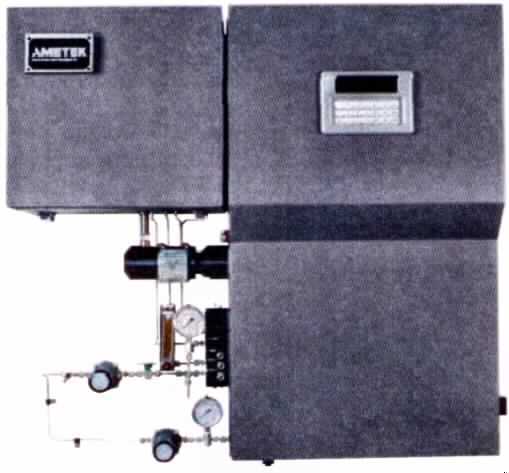 Messgerät, "Model 920 Multi-Gas-Analyzer", mit den Abmessungen 1553,6 x 1117,6 x 306mm und einem Gewicht von 160 kg im Wesentlichen bestehend aus einem Gehäuse mit Prozessanschluss, Anzeigeinstrumenten, einer UV-Lichtquelle (Doppelstrahlverfahren), einem Detektor, einem Probenofen sowie einer Auswerteelektronik. Ein Filterrad mit sechs Filtern ermöglicht die Arbeit mit einer Referenz- und fünf Messwellenlängen des UV-Lichtes. Eine Probe des quantitativ zu analysierenden Gases mit bekannter qualitativer Zusammensetzung wird mit UV-Licht mit bekannten Wellenlängen bestrahlt. Dabei wird ein Teil des Lichtes durch das Gas absorbiert, wobei die Menge des absorbierten Lichtes proportional zur Konzentration des Gases ist. Die Absorptionskurve des Gases ist bekannt. Das Gerät dient ausschließlich der quantitativen Gasanalyse von SO2, NO, NO2, NOX, H2S, NH3, Cl2, COS, CS2 in verschiedenen Verfahren der chemischen Industrie mit dem Ziel der Prozessüberwachung und -optimierung. Die Konzentration von bis zu fünf Bestandteilen kann gleichzeitig im zu analysierenden Gas bestimmt werden.
Das Gerät wird als "elektronisches Gerät für physikalische oder chemische Untersuchungen, als Untersuchungsgerät für Gase oder Rauch" eingereiht.

Abbildung: siehe Anlage