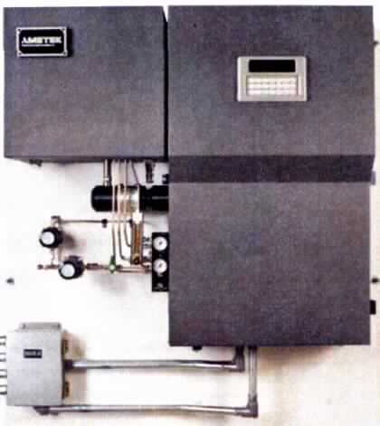 Messgerät, "Model 930 H2S in Sulfur Pit Analyzer", mit den Abmessungen 1553,6 x 1117,6 x 306 mm und einem Gewicht von 160 kg im Wesentlichen bestehend aus einem Gehäuse mit Prozessanschluss, Anzeigeinstrumenten, einer UV-Lichtquelle (Doppelstrahlverfahren), einem Detektor, einem Probenofen sowie einer Auswerteelektronik. Eine Probe des quantitativ zu analysierenden Gases mit bekannter qualitativer Zusammensetzung wird mit UV-Licht mit bekannten Wellenlängen bestrahlt. Dabei wird ein Teil des Lichtes durch das Gas absorbiert, wobei die Menge des absorbierten Lichtes proportional zur Konzentration des Gases ist. Die Absorptionskurve des Gases ist bekannt. Das Gerät dient ausschließlich der quantitativen Gasanalyse von SO2 und H2S von Schwefeldampf in der chemischen Industrie, wie z.B. in Schwefelrückgewinnungsanlagen mit dem Ziel der Prozessüberwachung und -optimierung. Die Konzentration von SO2 und H2S im Schwefeldampf kann gleichzeitig bestimmt werden.
Die Ware wird als "elektronisches Gerät für physikalische oder chemische Untersuchungen, als Untersuchungsgerät für Gase oder Rauch" eingereiht.

Abbildung: siehe Anlage